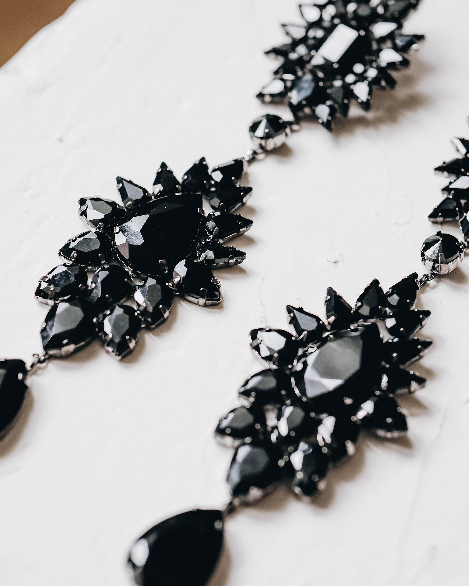 Long earrings in black: Catherine