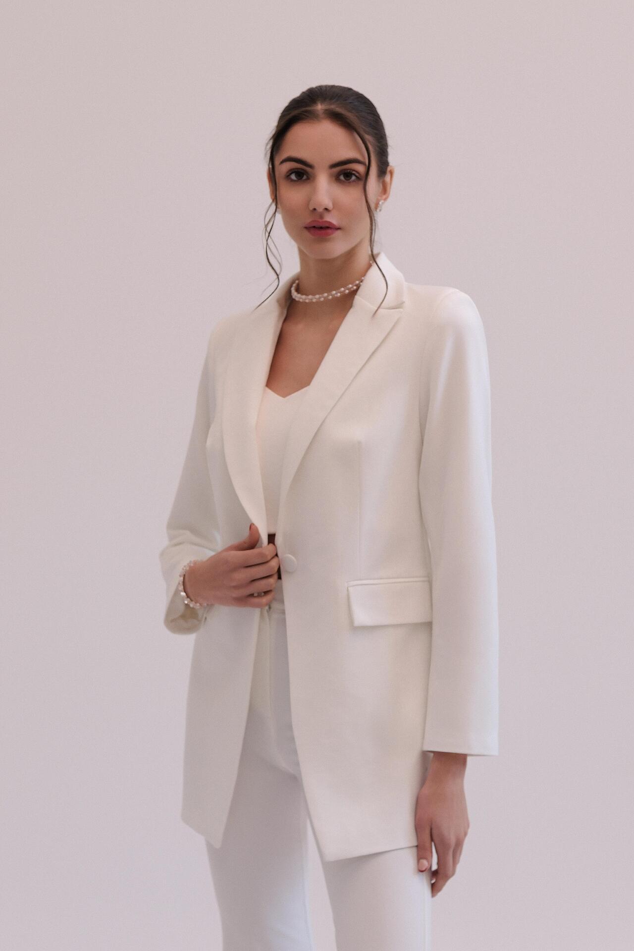 Long clean jacket in white: Rivior 