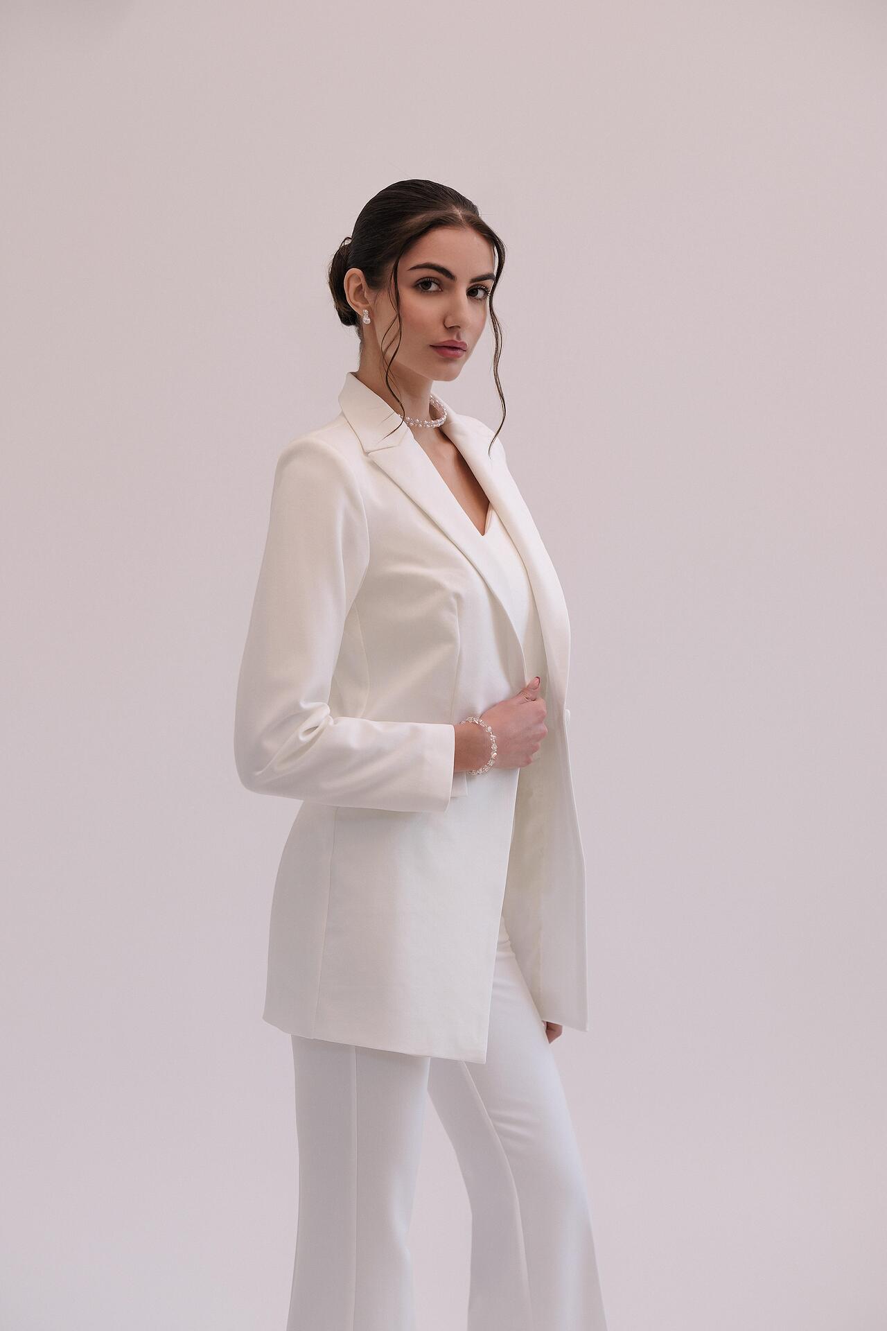 Long clean jacket in white: Rivior 