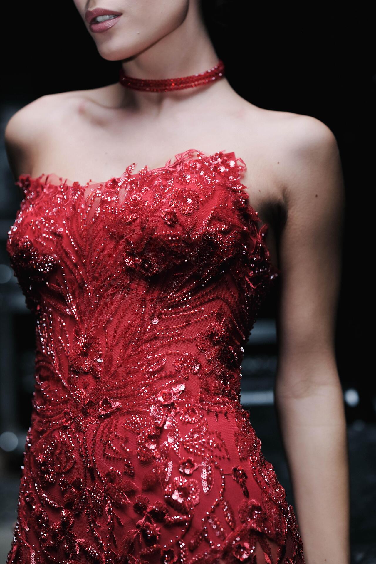 Lace translucent dress: Red Caramel