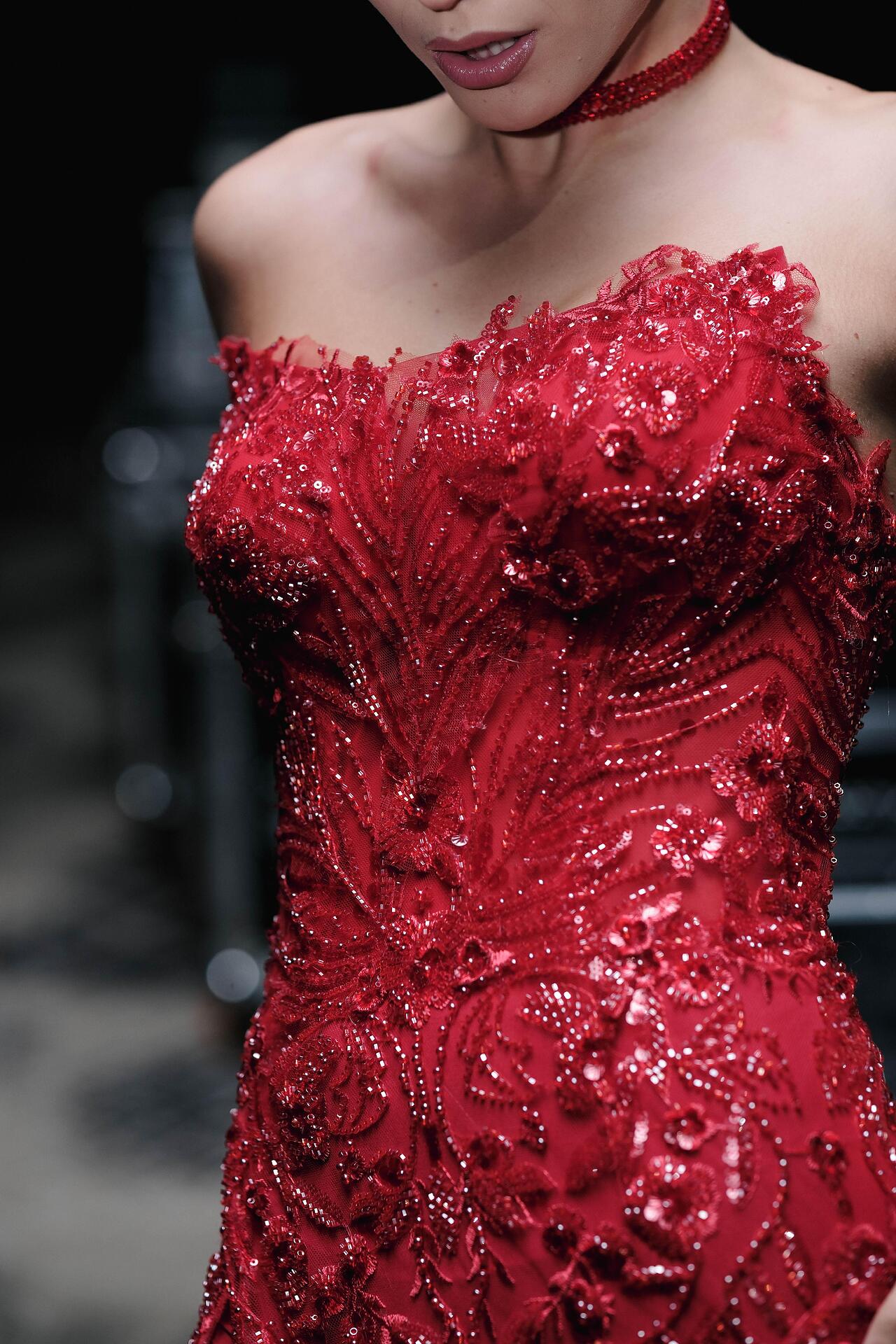 Lace translucent dress: Red Caramel