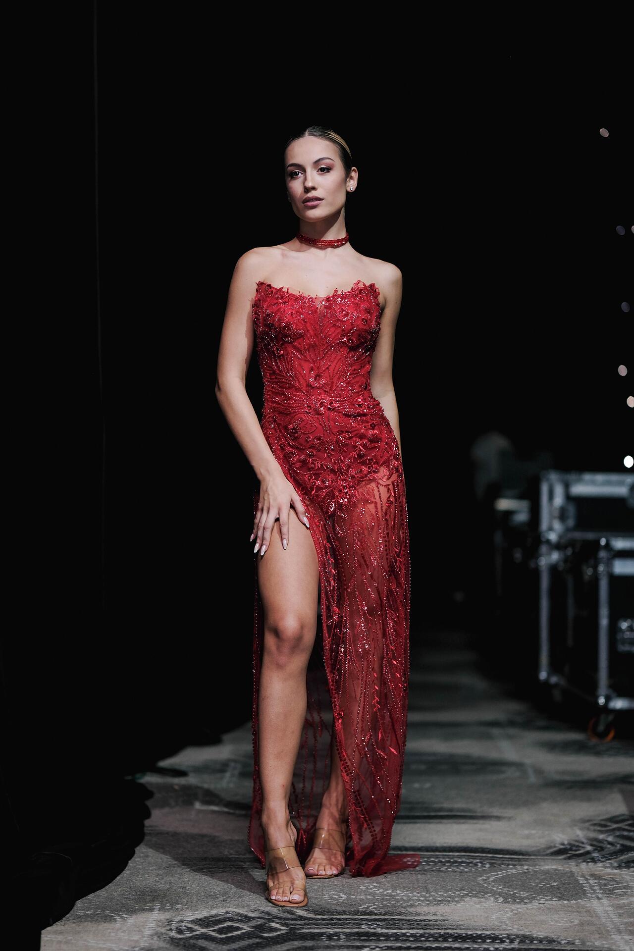 Lace translucent dress: Red Caramel