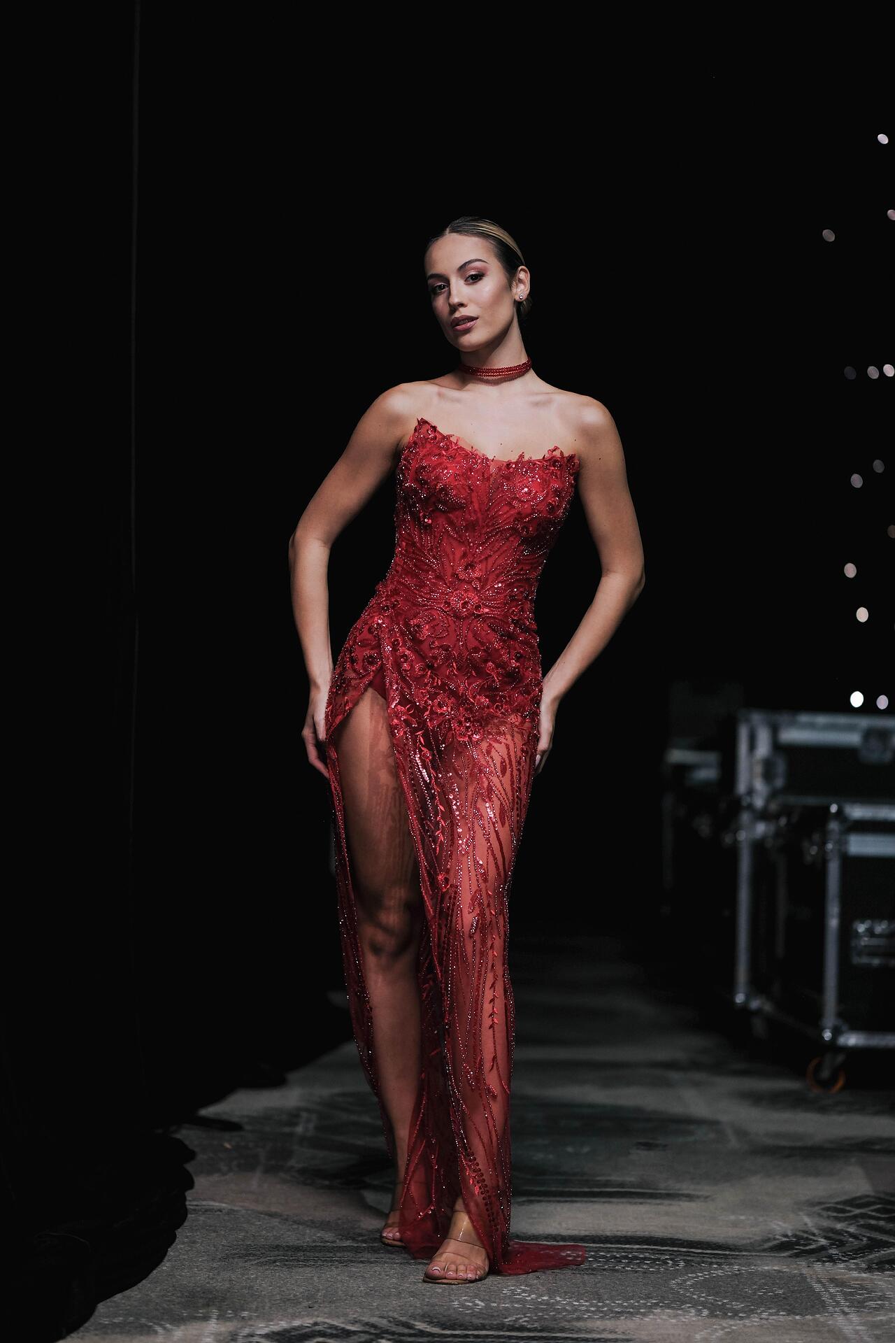Lace translucent dress: Red Caramel