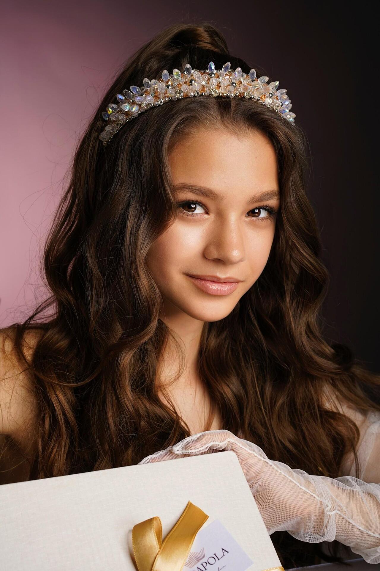 Tiara: Beige