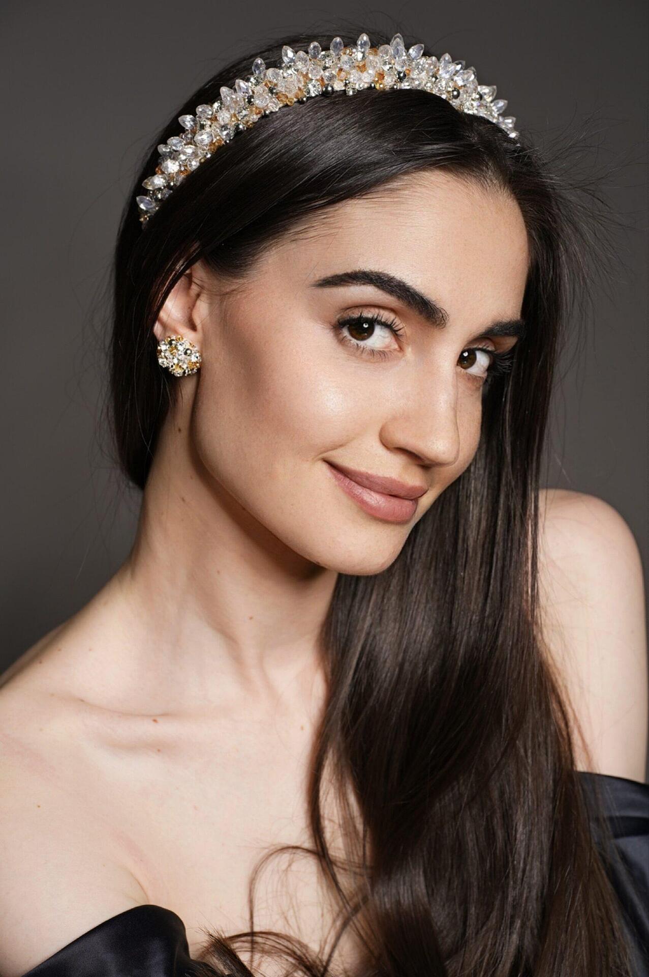 Tiara: Beige