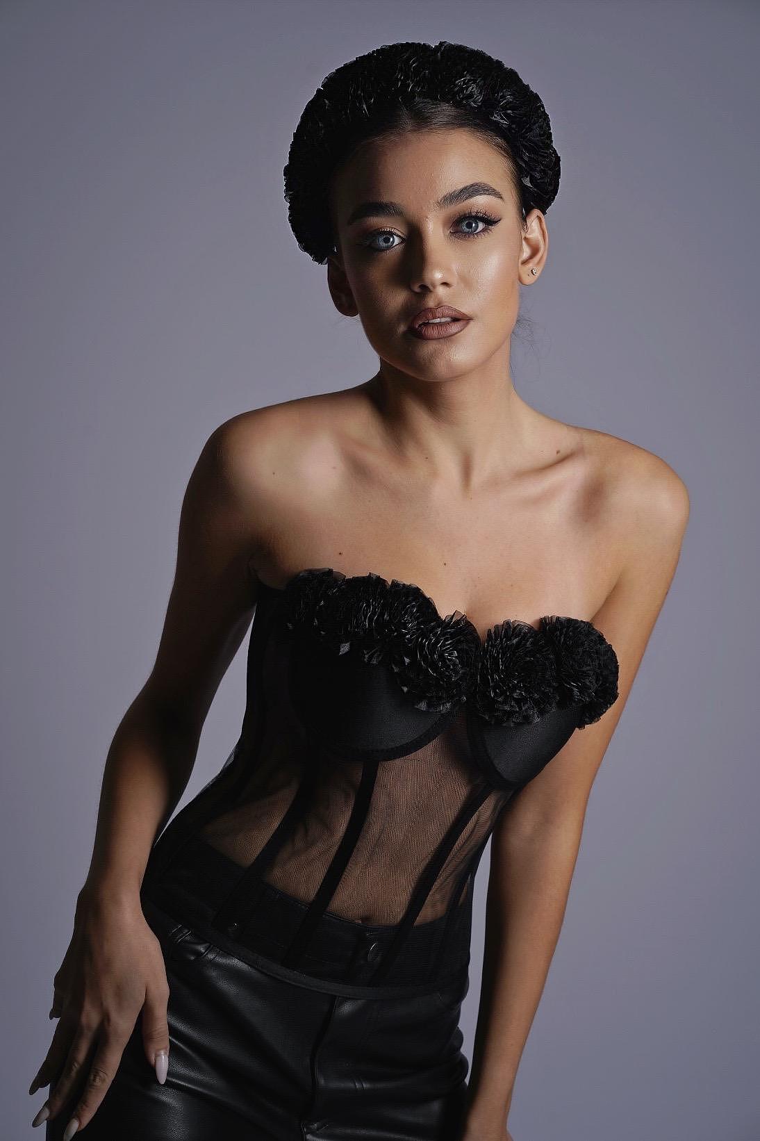 Tiara: Black Roses