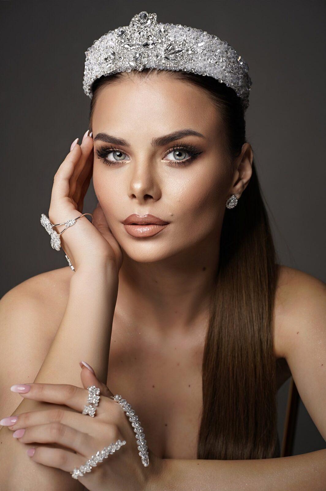 Tiara: Sarah
