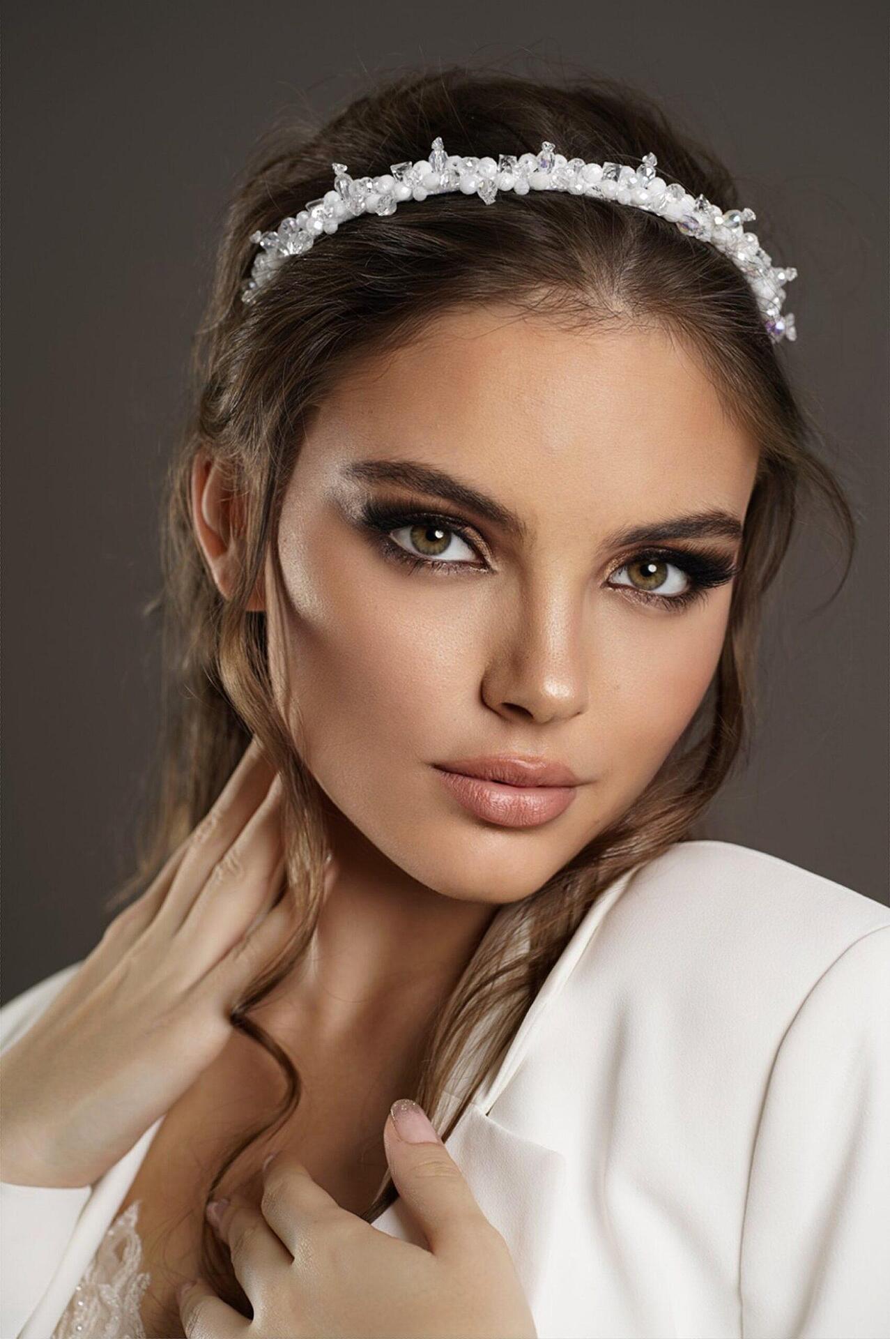 Tiara: White Elegance