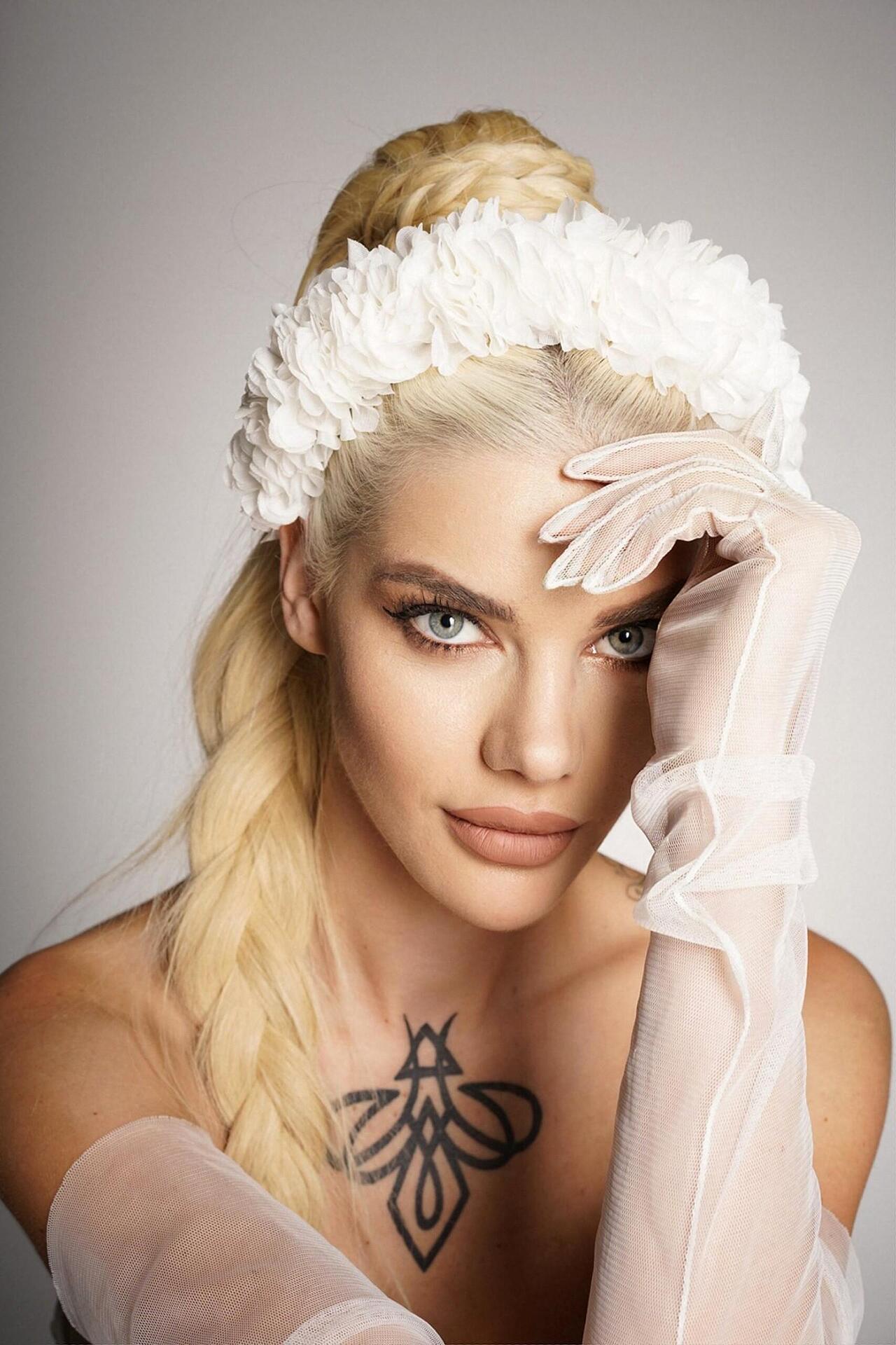 Tiara: White Light Flowers