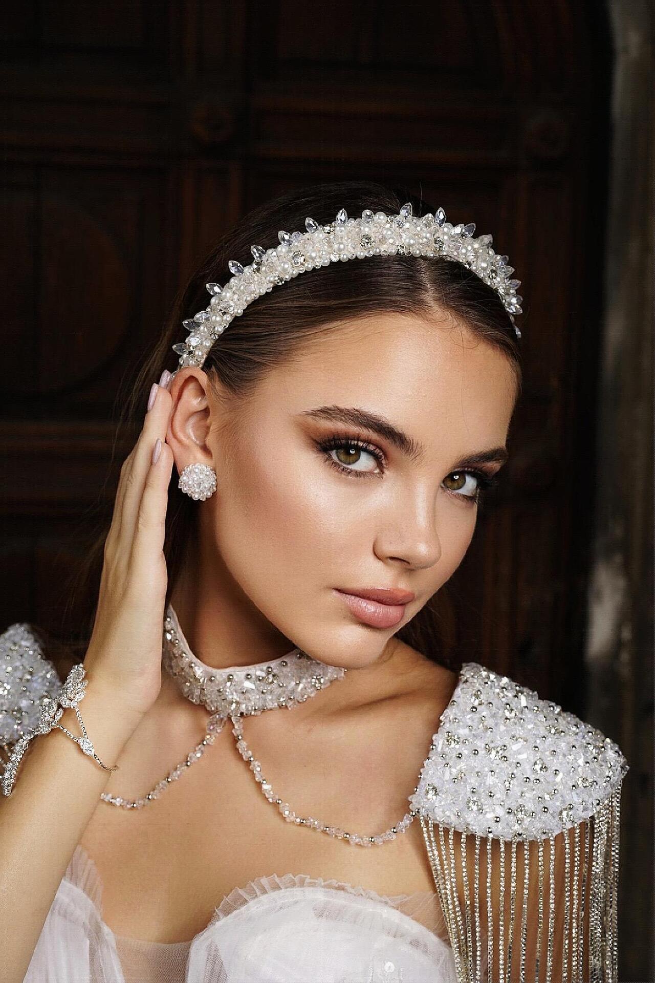 Diadem with pearls and crystals