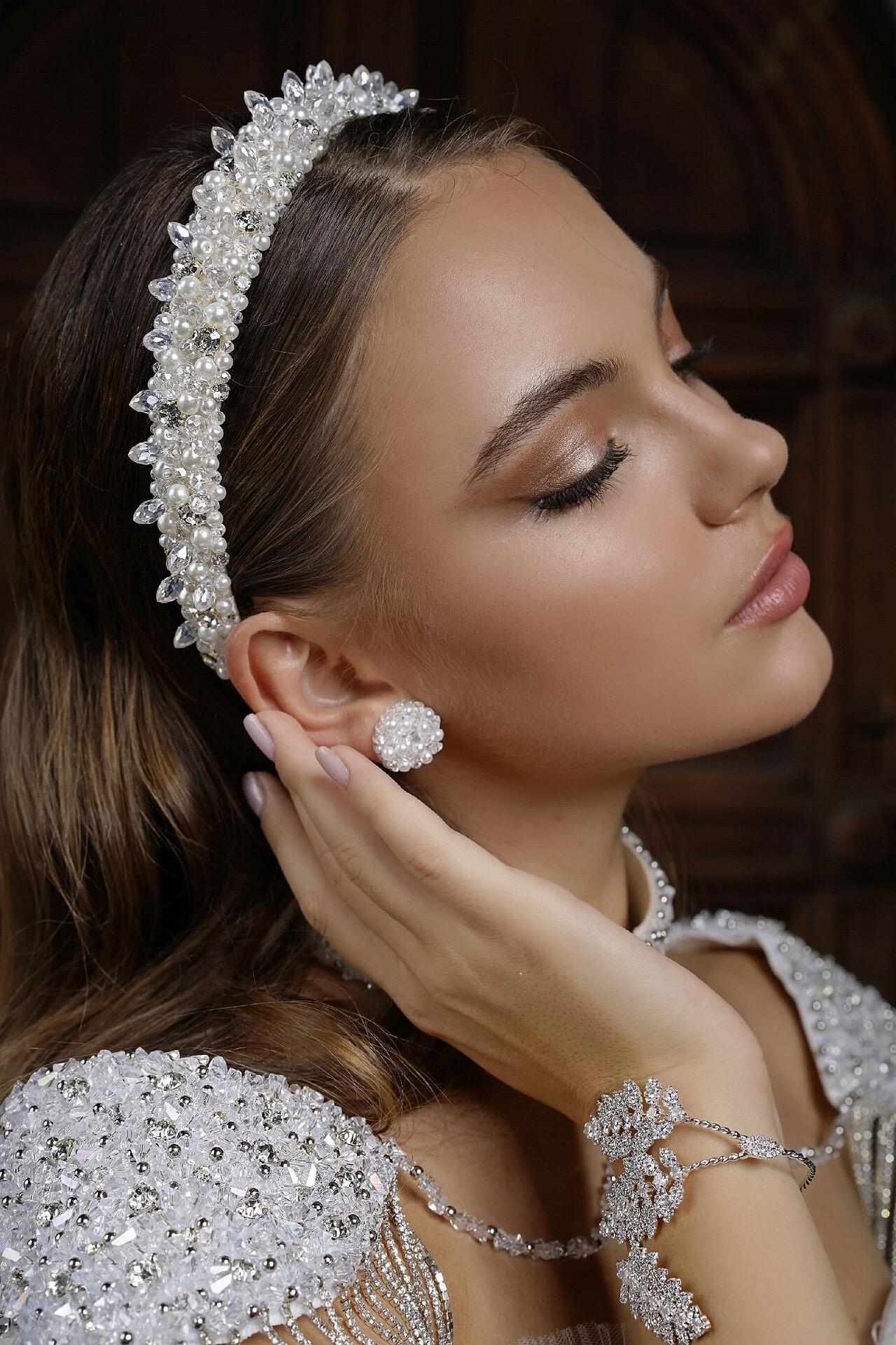 Diadem with pearls and crystals