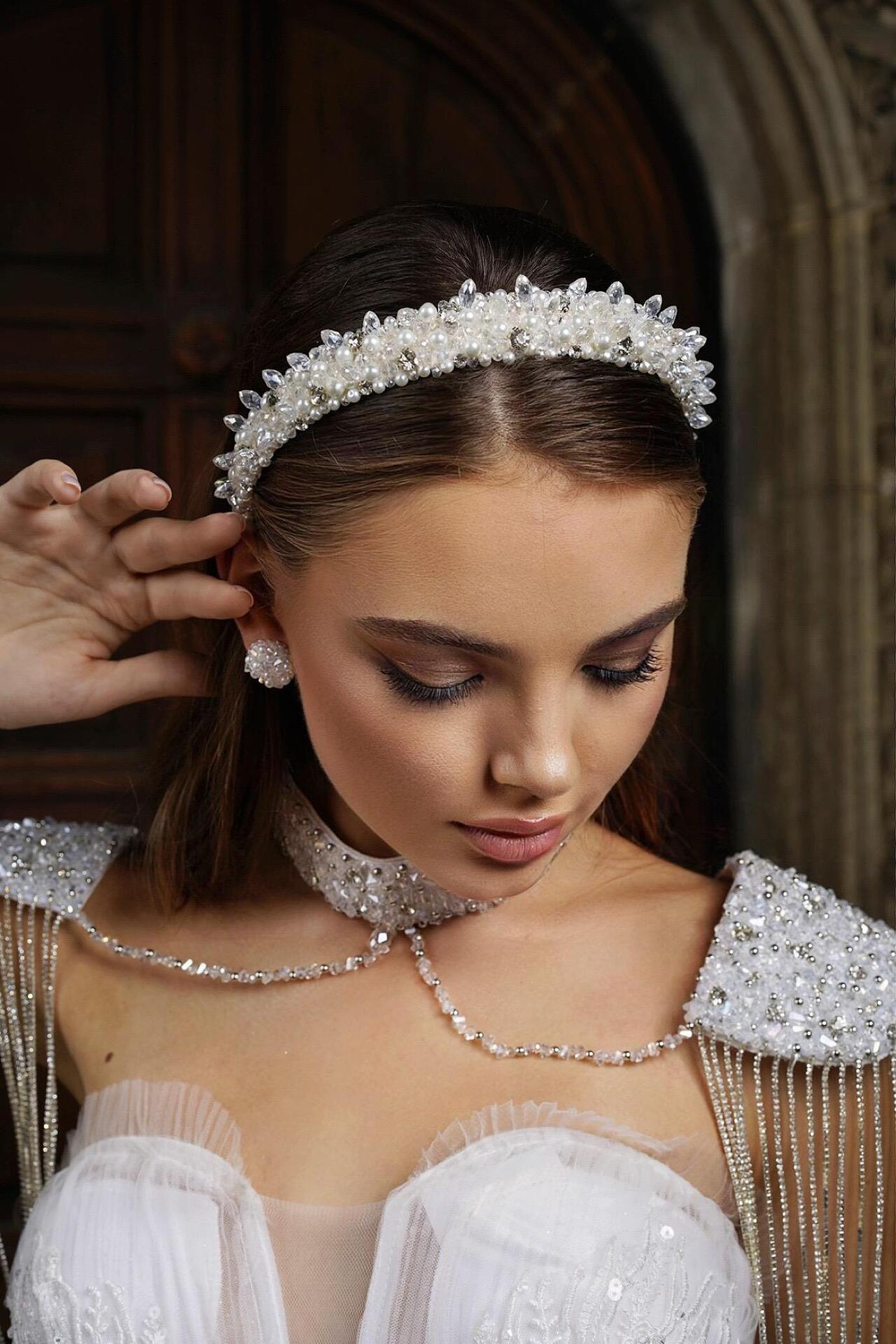 Diadem with pearls and crystals