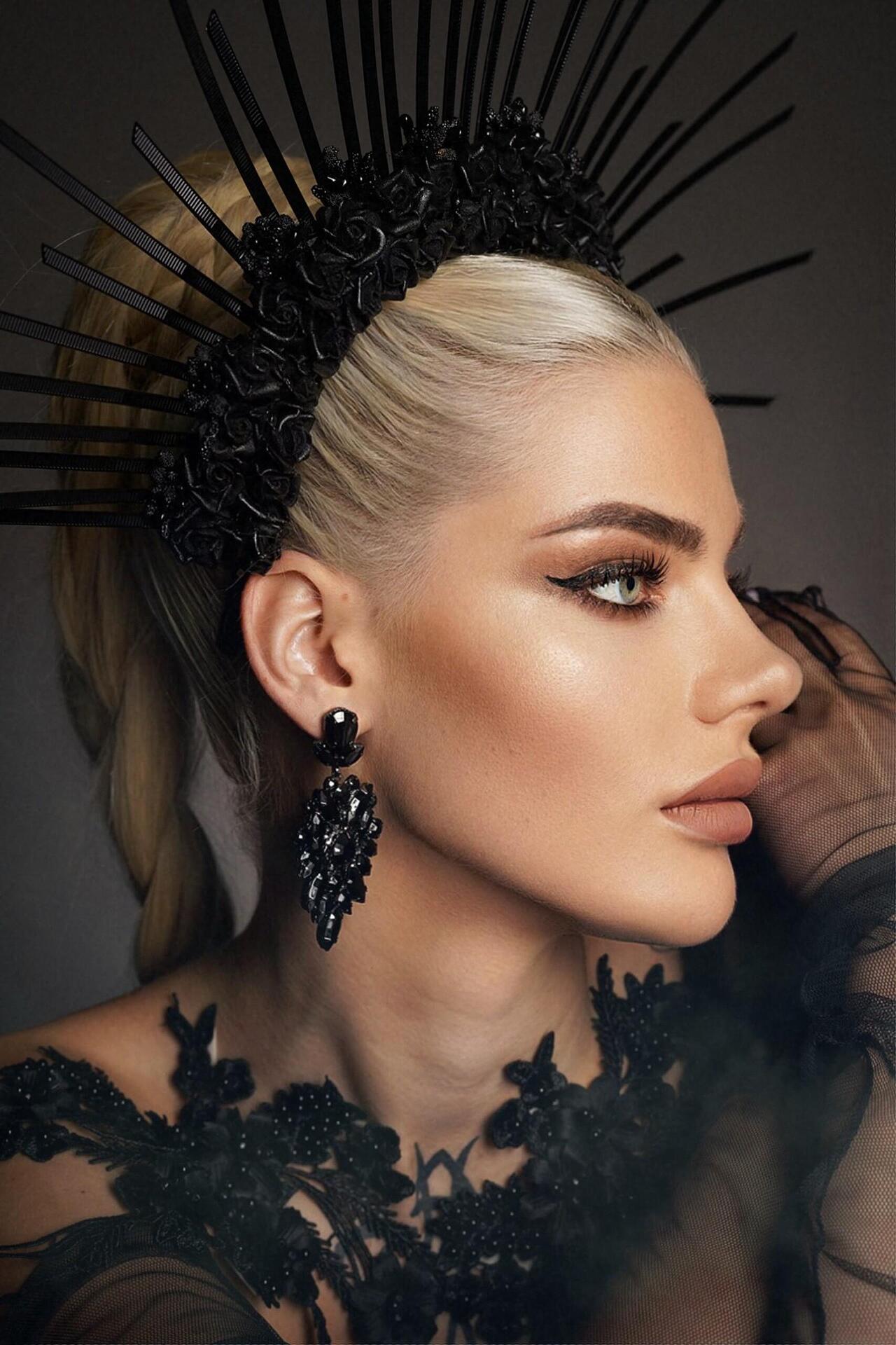 Extravagant Black Crown