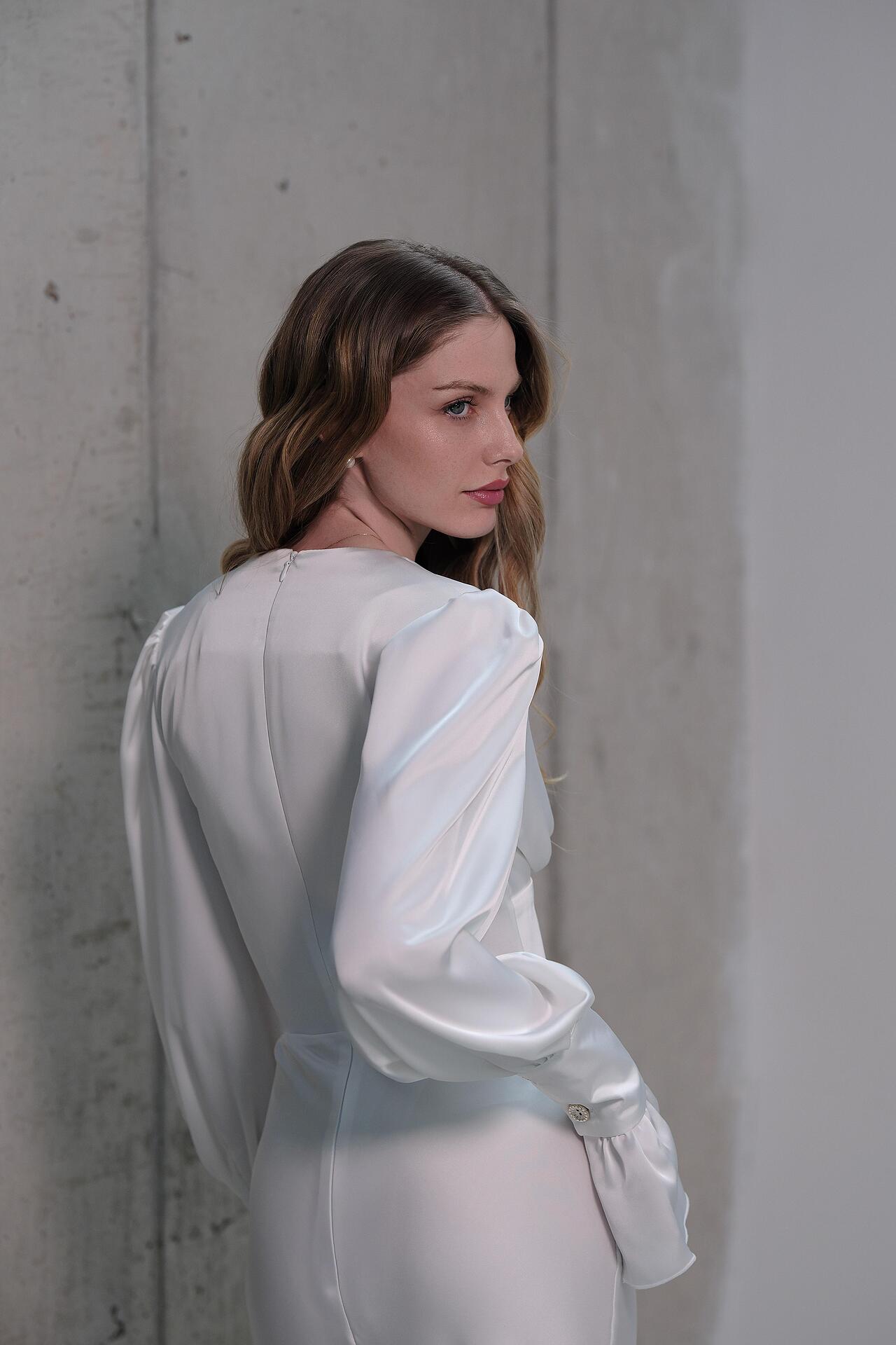 Elegant minimalist dress in white: Unéa