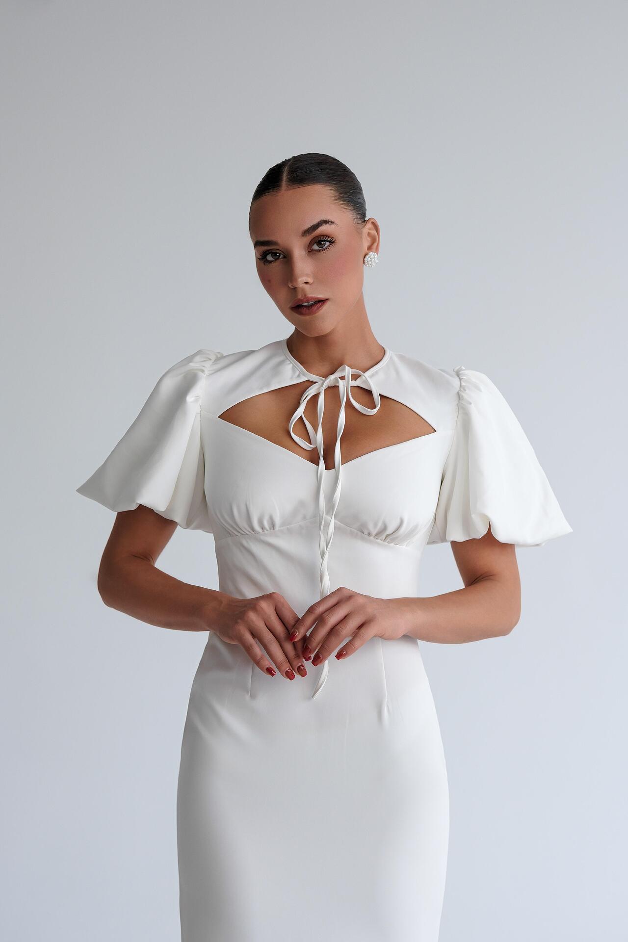 Elegant dress in white: Reverie