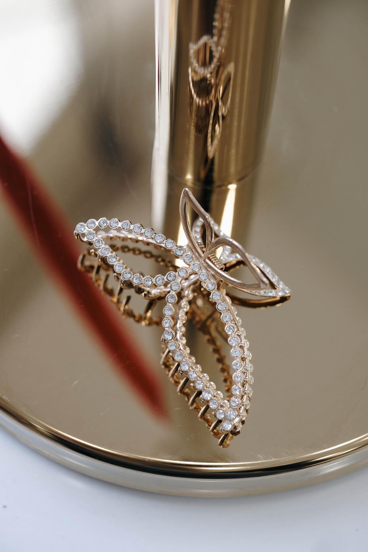 Elegant gold hairpin