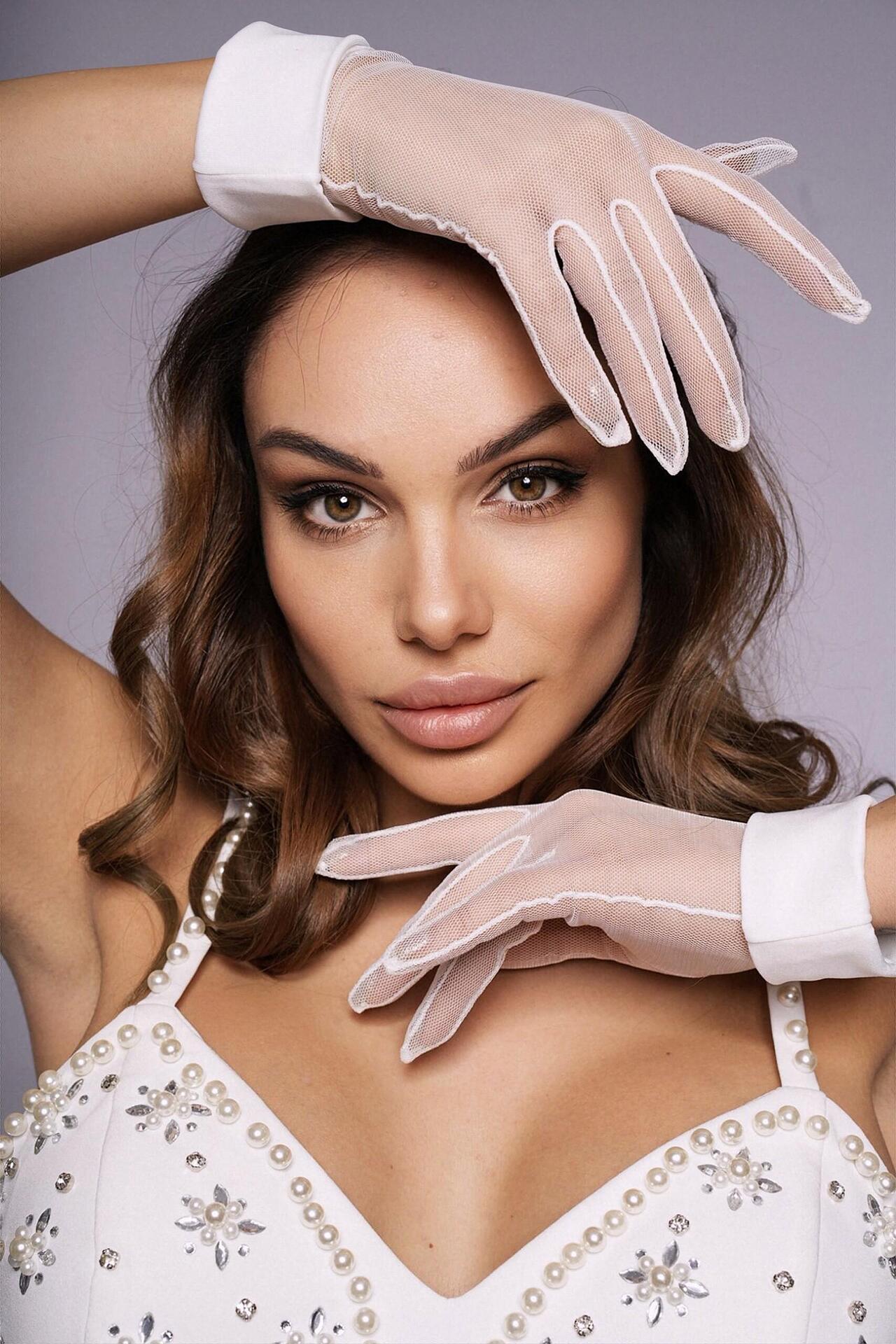 Elegant white gloves