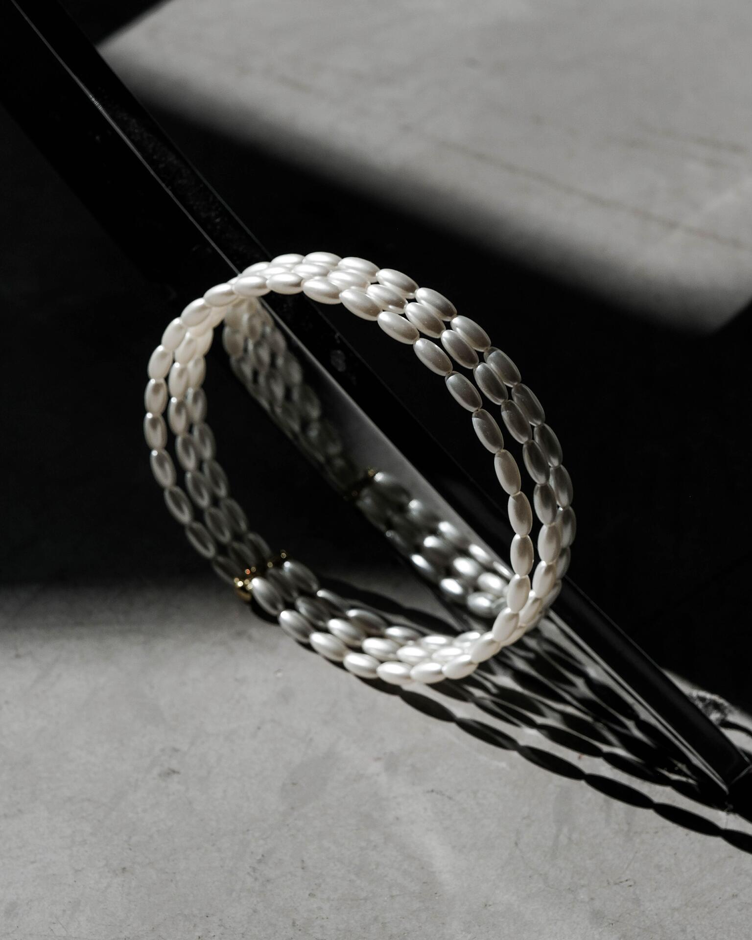 Elegant three-row necklace with oblong pearls