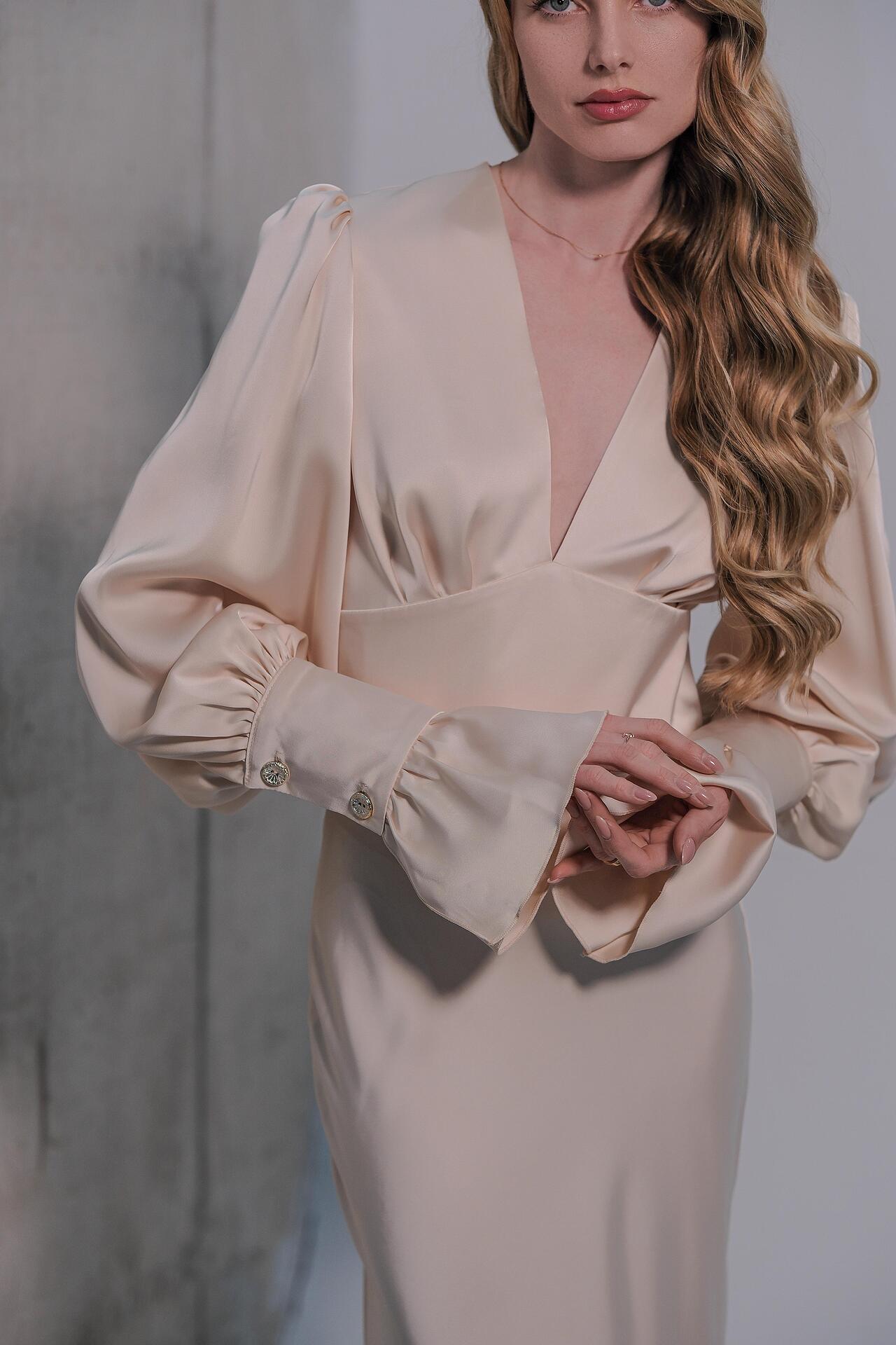 Elegant minimalist dress in cream color: Unéa