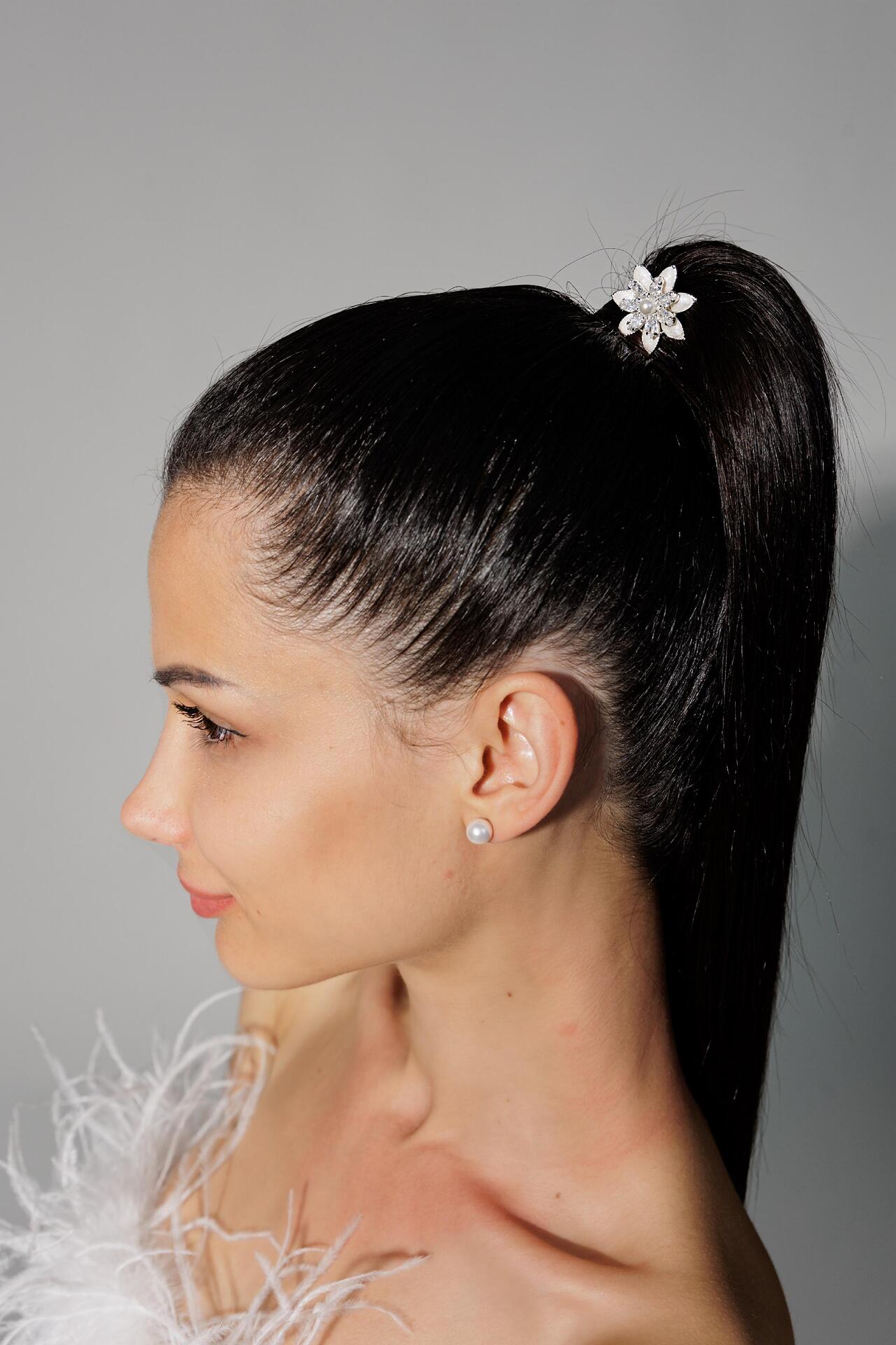 Hairpin with flower and zirconium