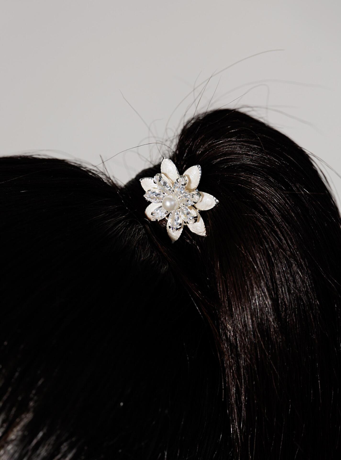 Hairpin with flower and zirconium