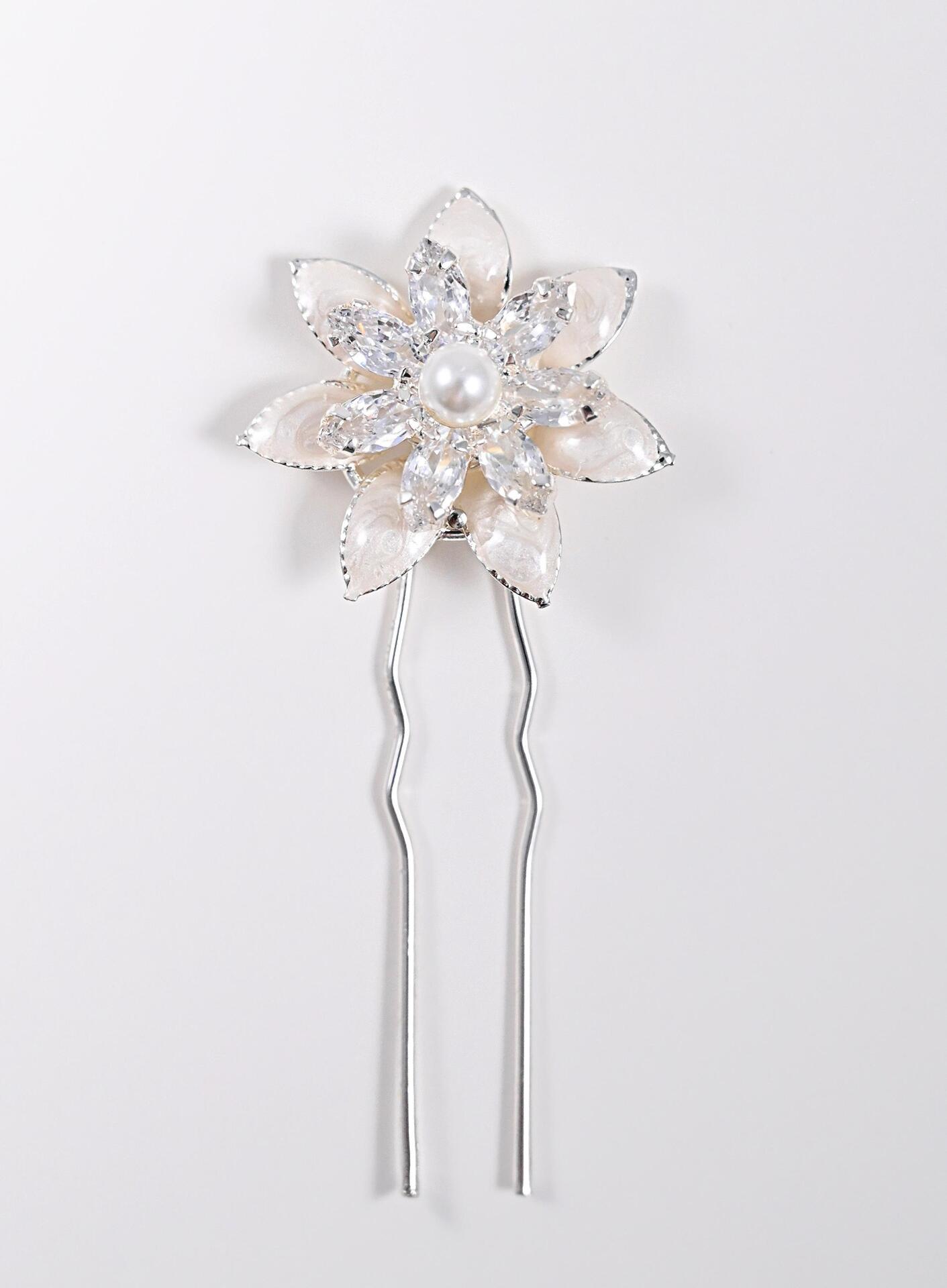 Hairpin with flower and zirconium