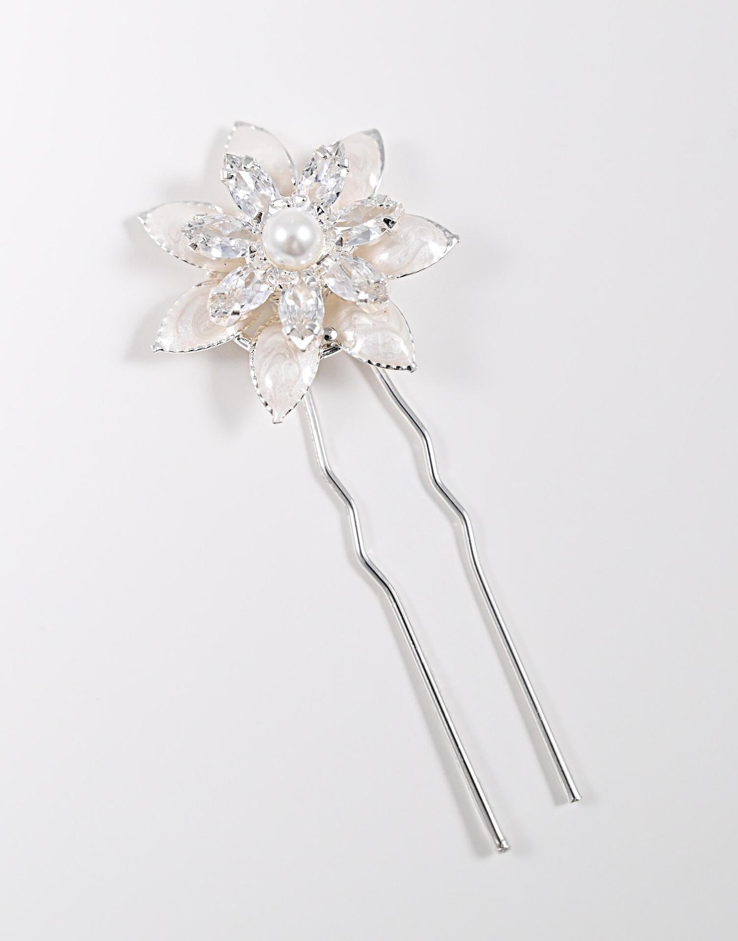 Hairpin with flower and zirconium