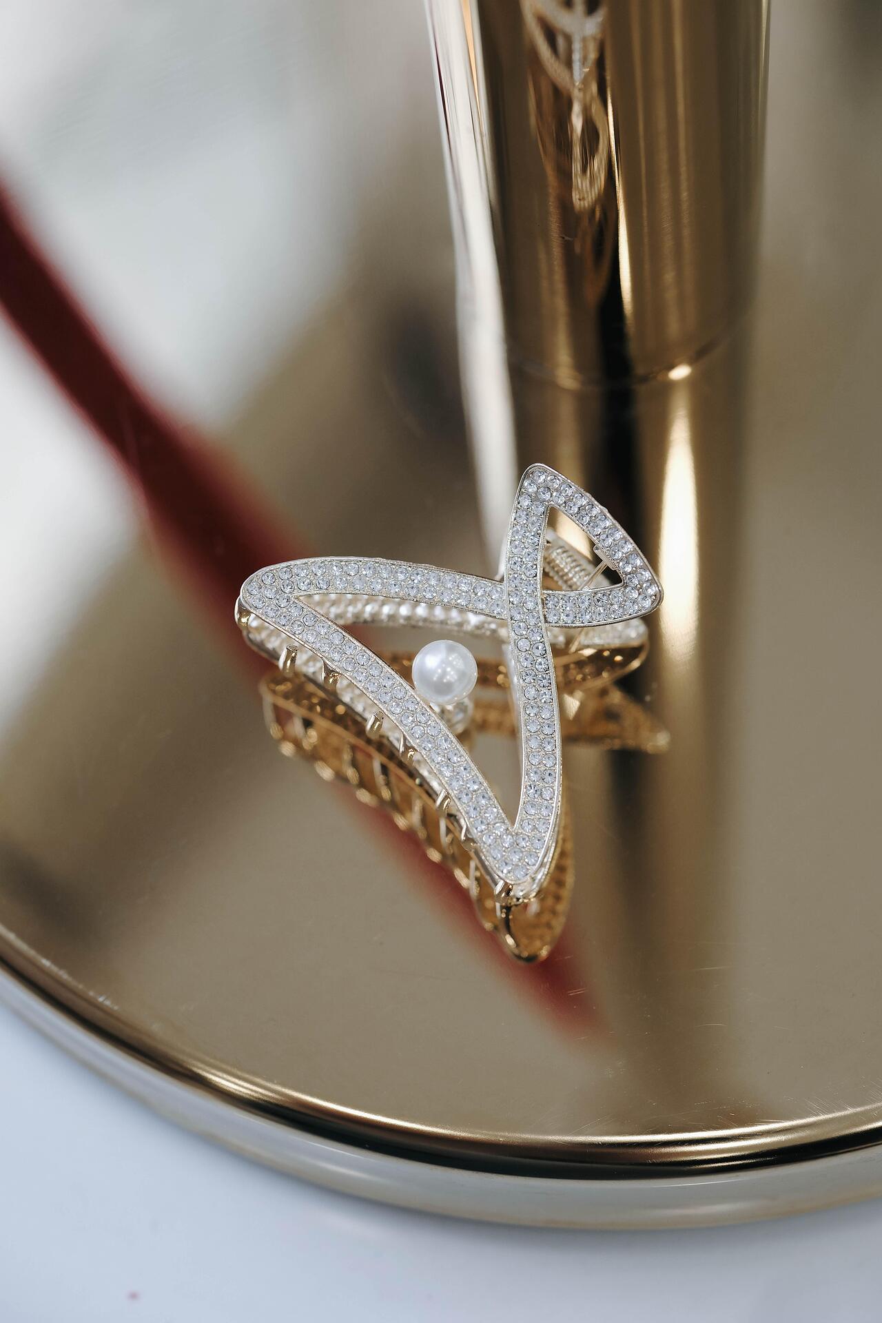 Exquisite hairpin with pearl accent