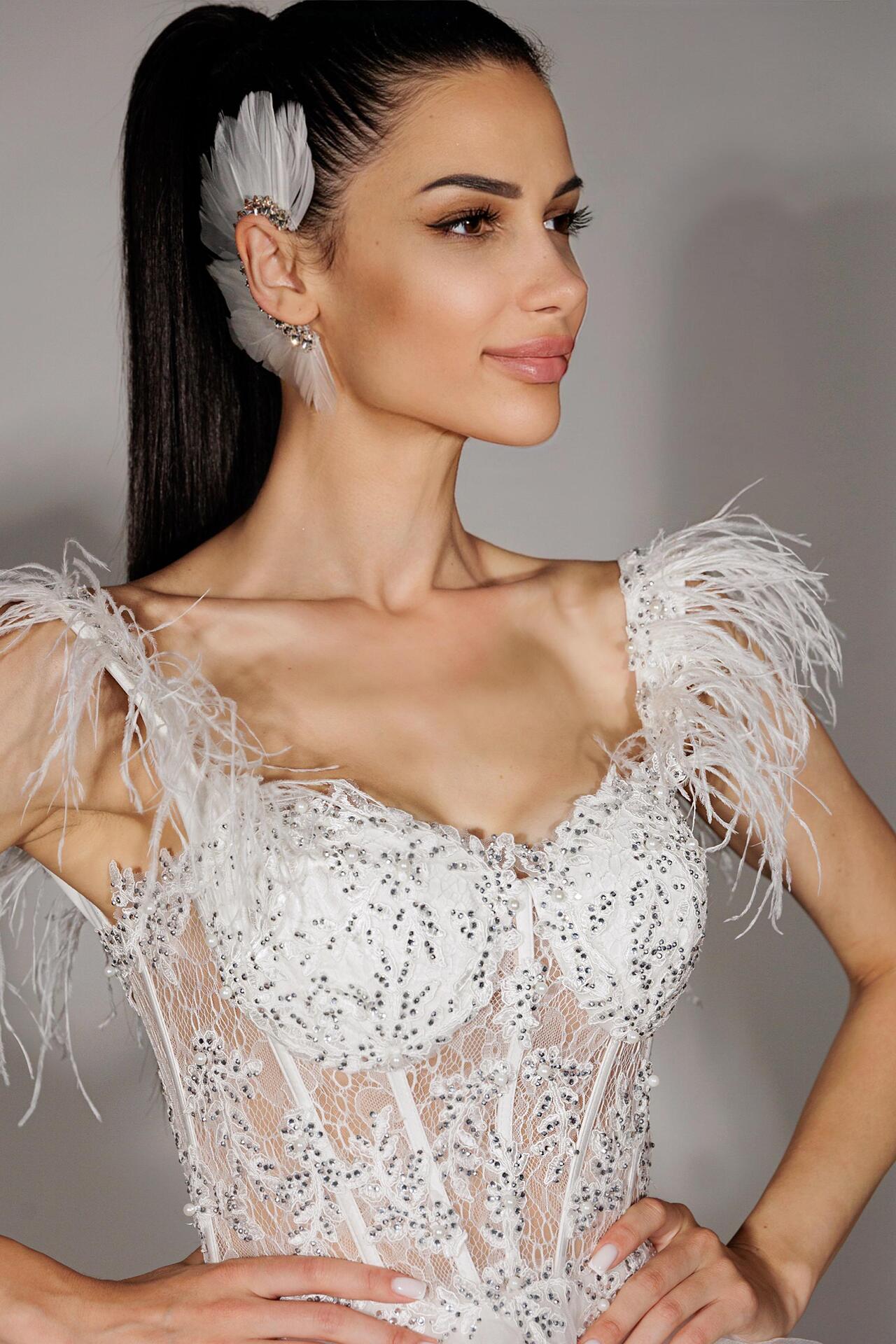 KAF: ear accessory with natural white feathers