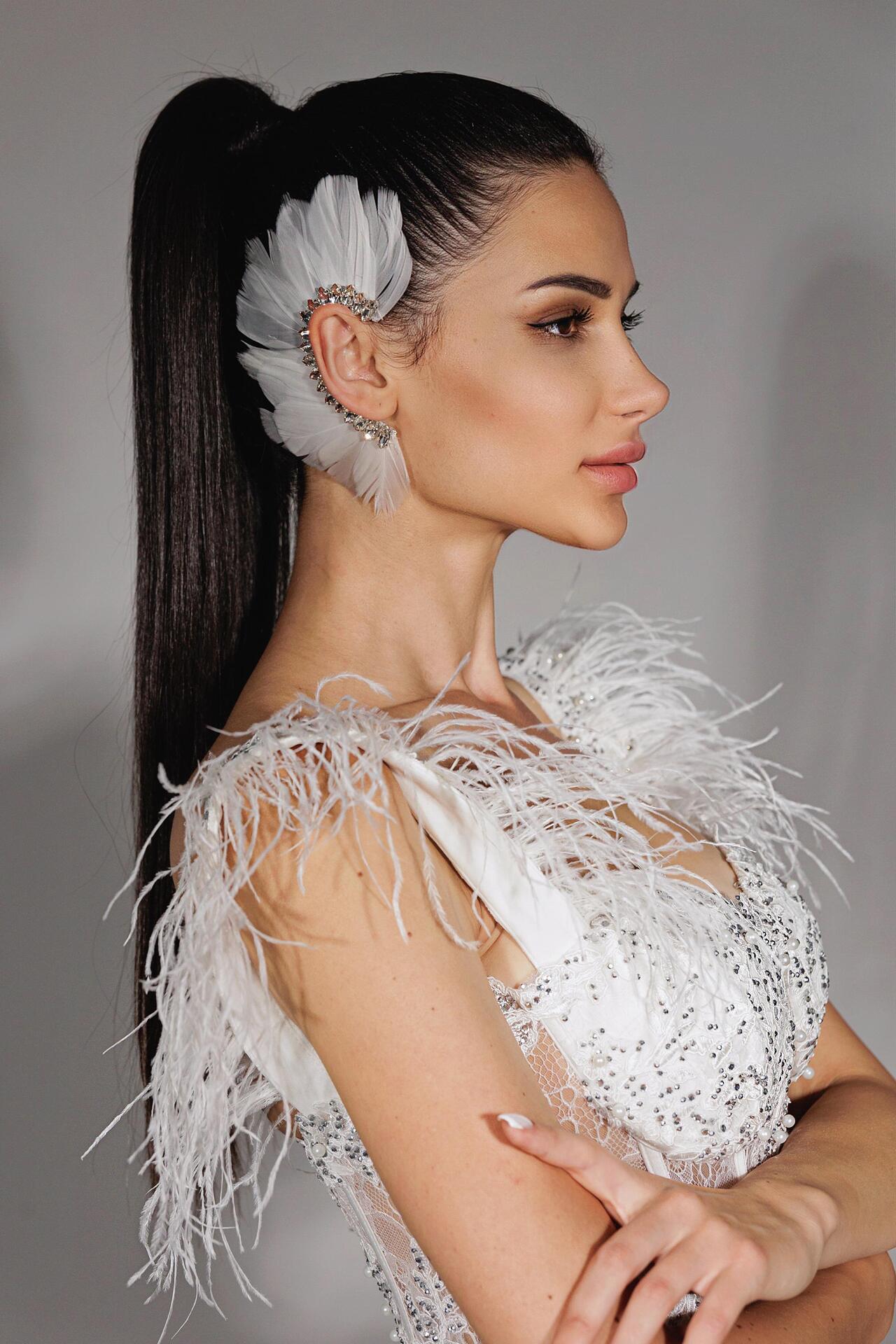 KAF: ear accessory with natural white feathers