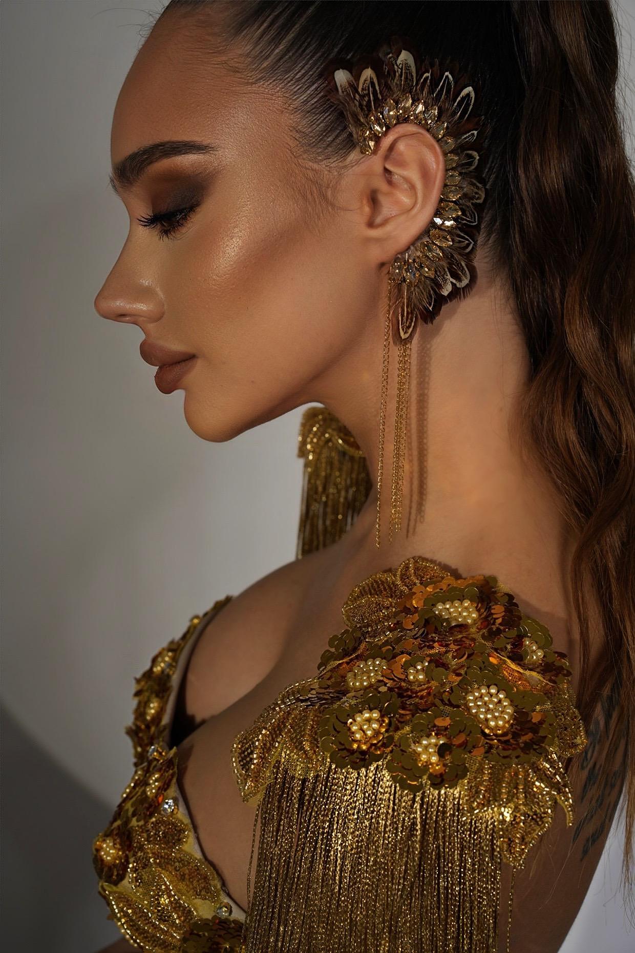 KAF: ear accessory with natural feathers in black