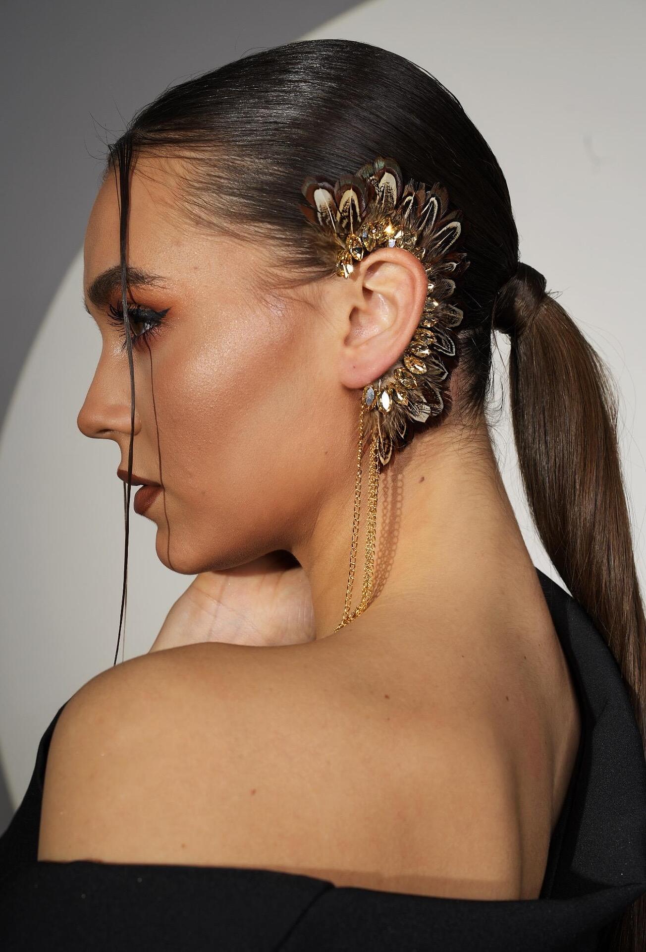 KAF: ear accessory with natural feathers in black