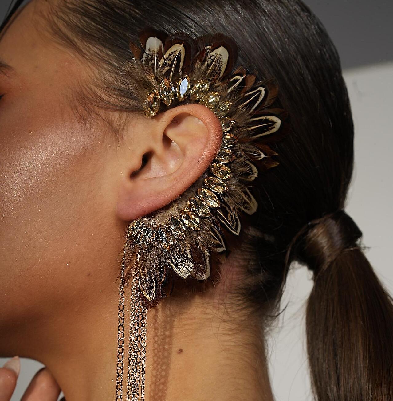 KAF: ear accessory with natural feathers in black