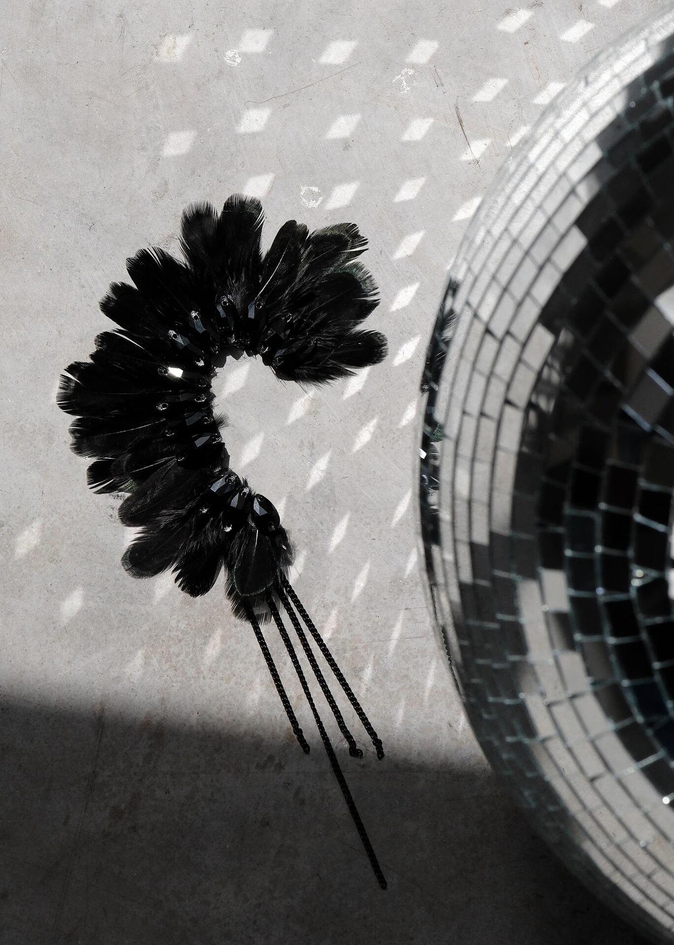 KAF: ear accessory with natural feathers in black