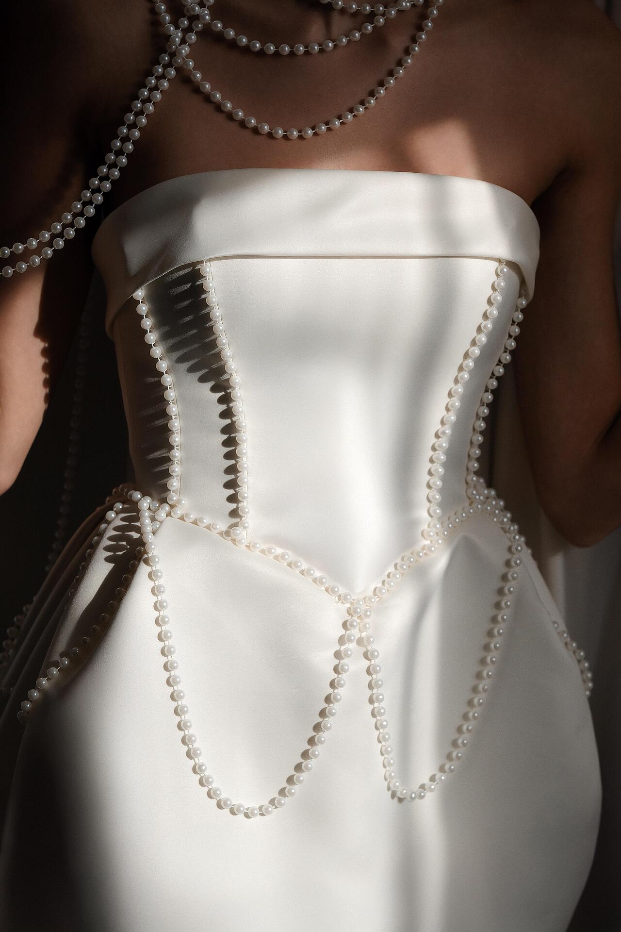 Short white dress made of American satin: Monelise
