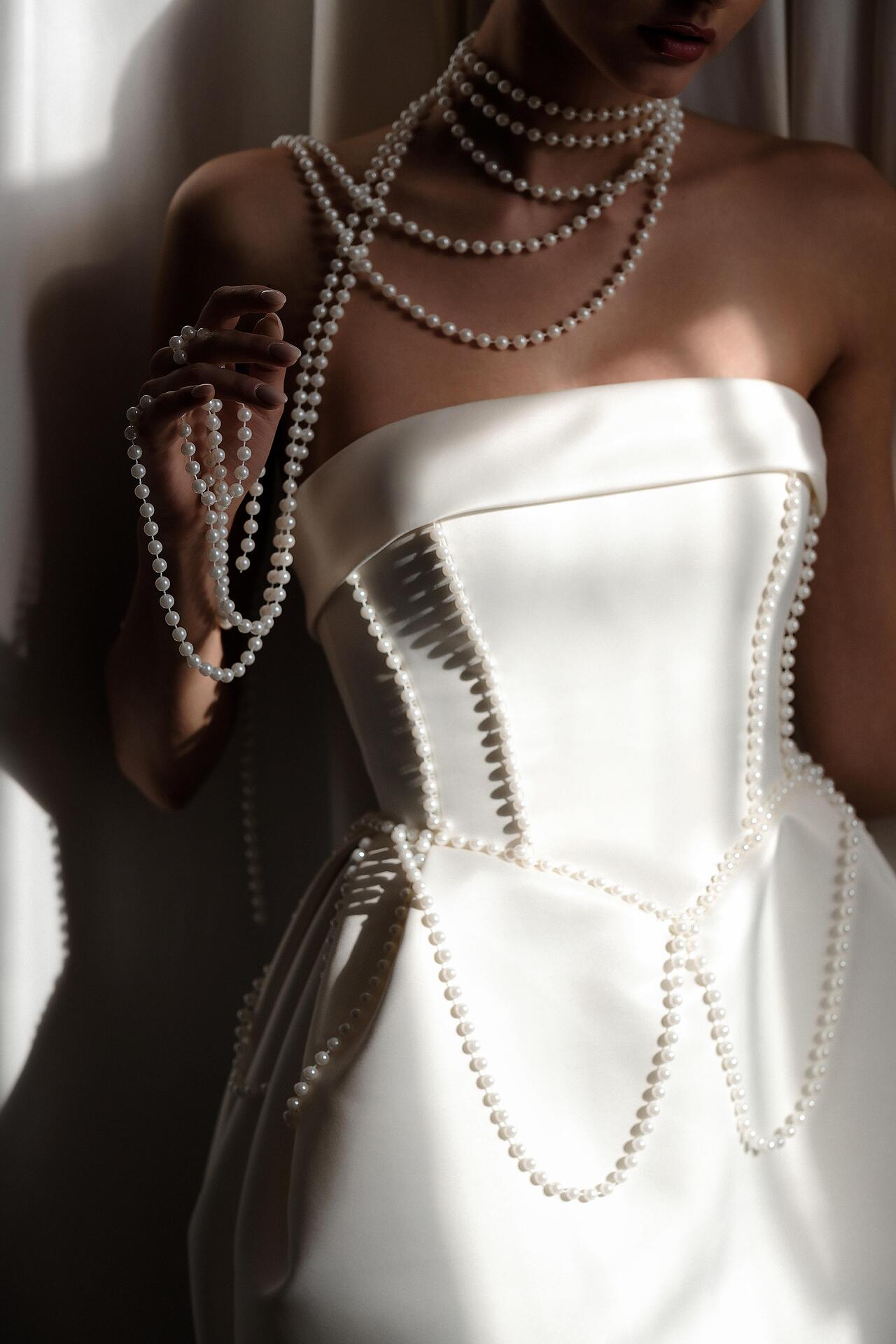 Short white dress made of American satin: Monelise