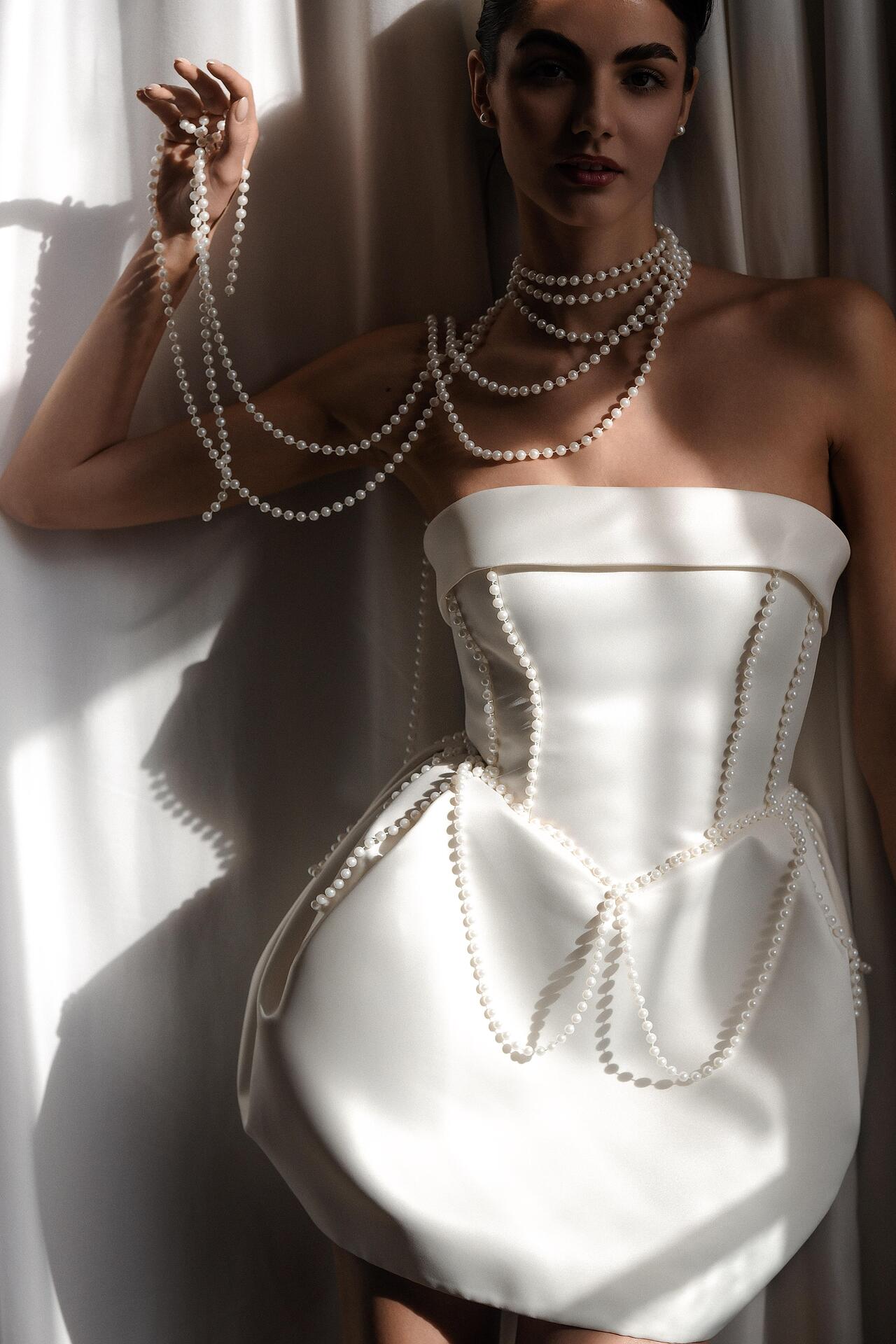 Short white dress made of American satin: Monelise