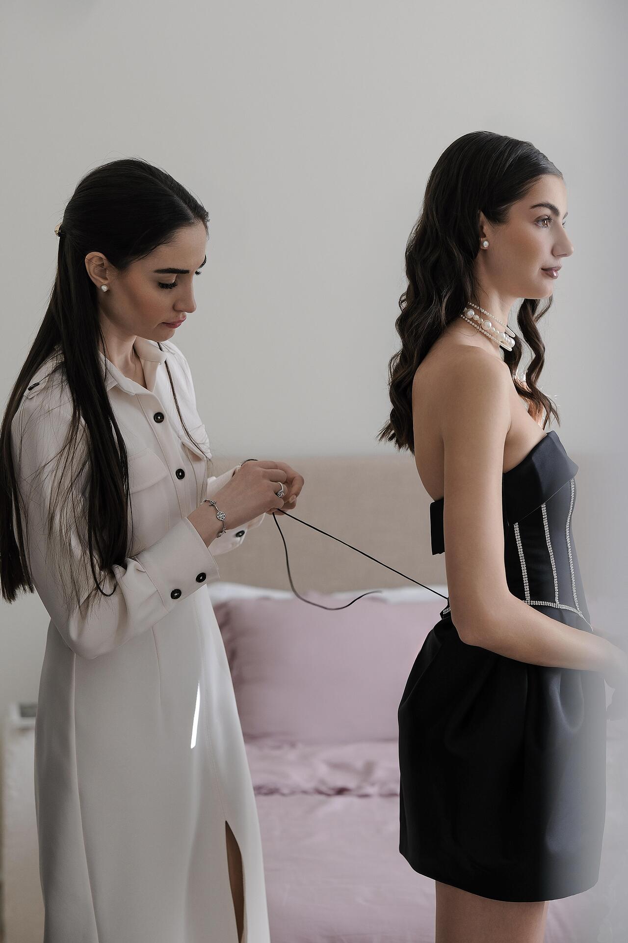 Short American satin dress in black: Sofia