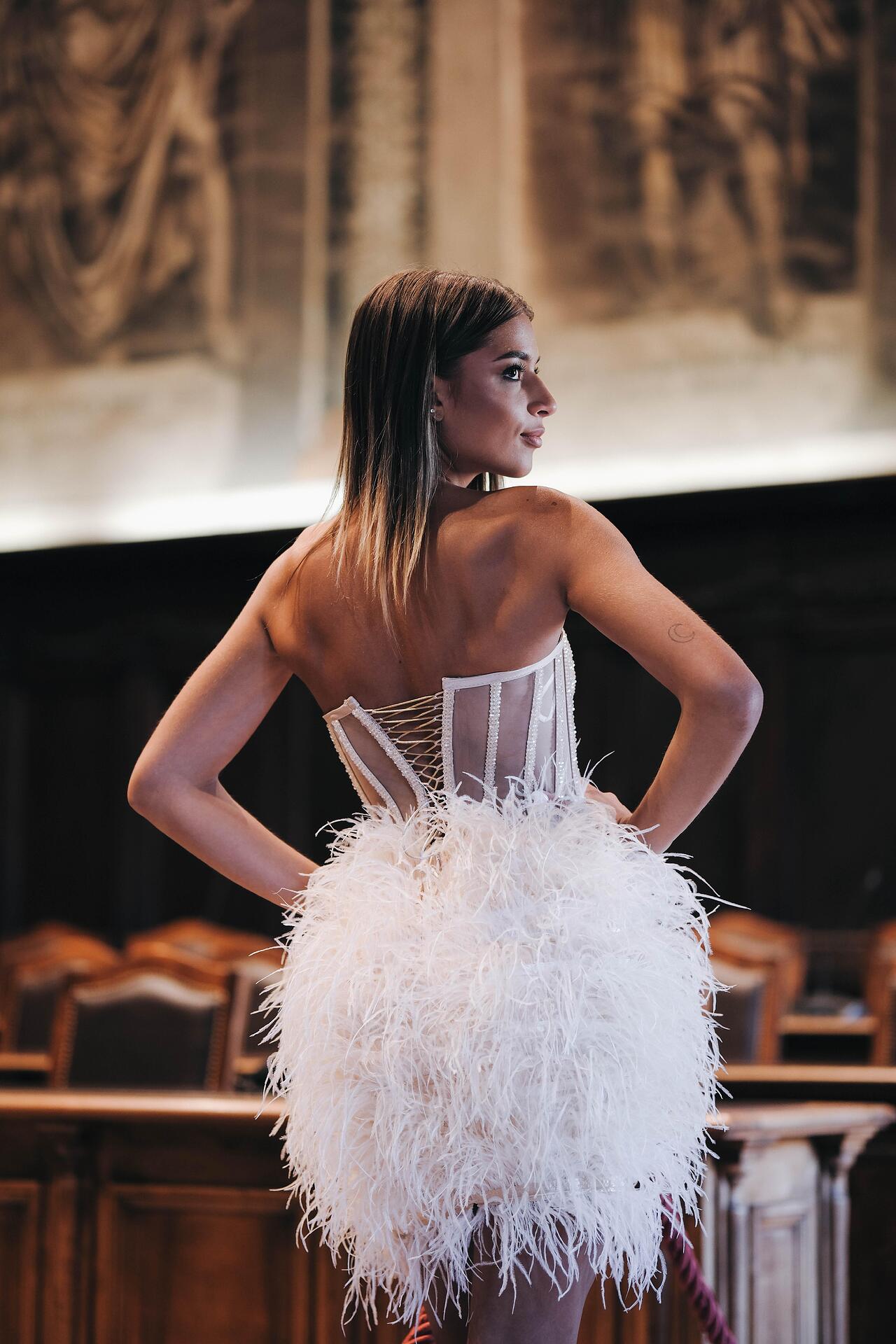 Short dress with feathers: Serena