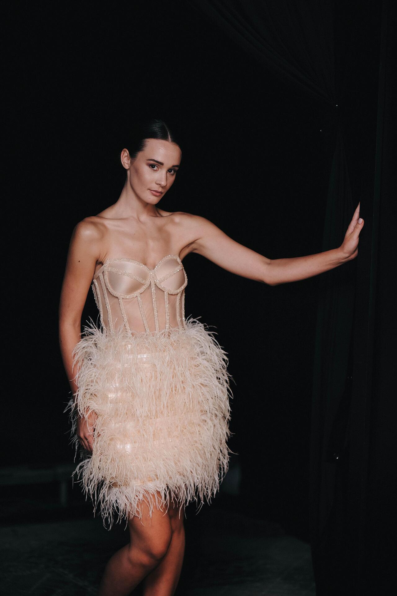 Short dress with feathers: Serena