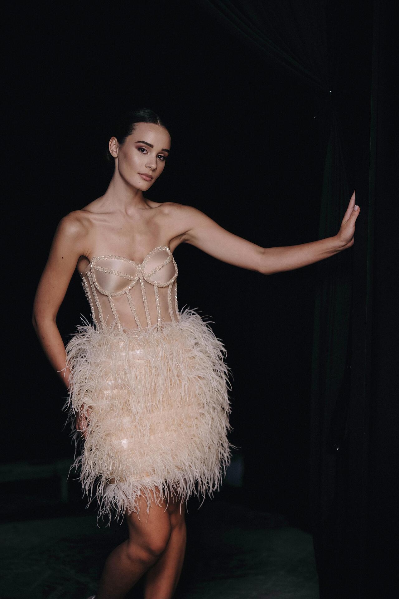 Short dress with feathers: Serena