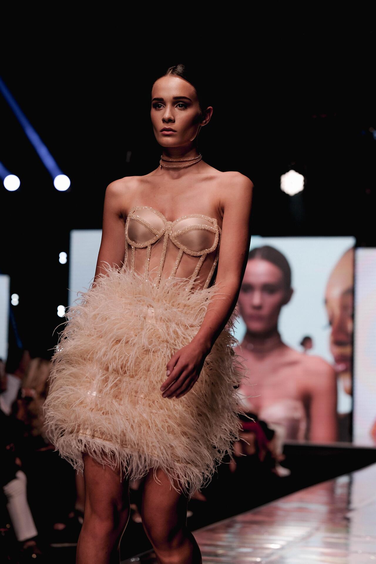 Short dress with feathers: Serena