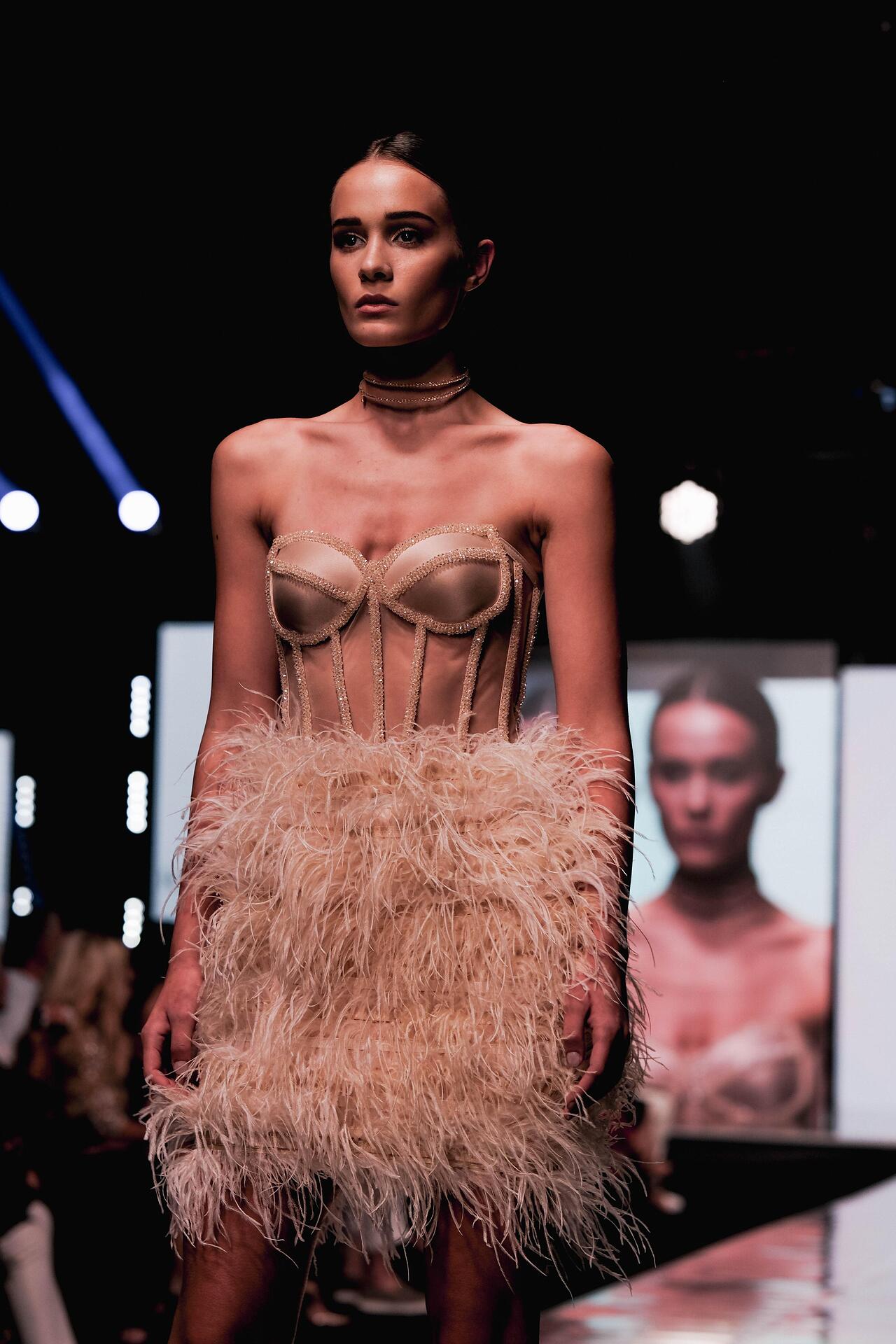 Short dress with feathers: Serena