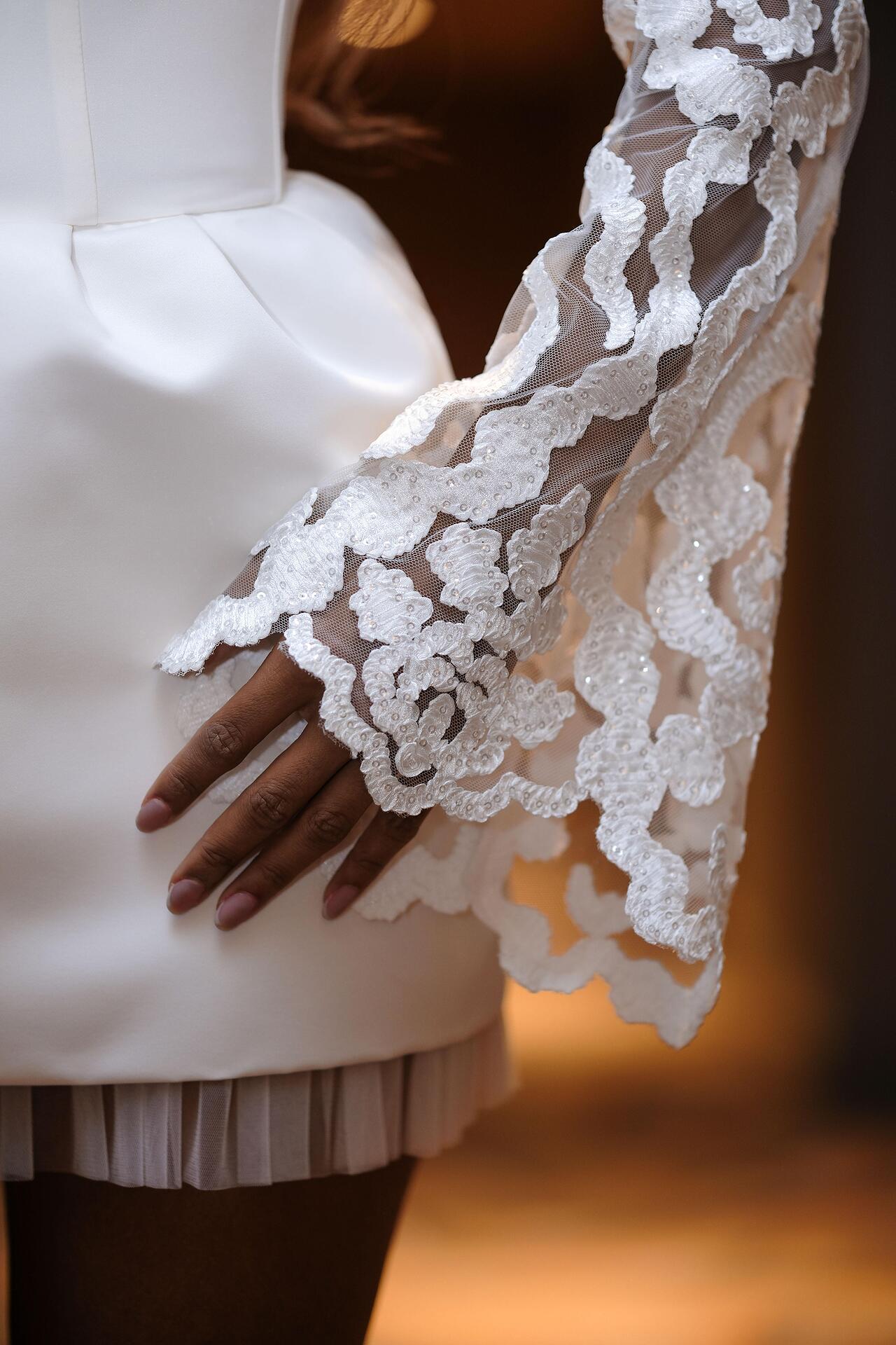 Short dress with sleeves in white: Valencia