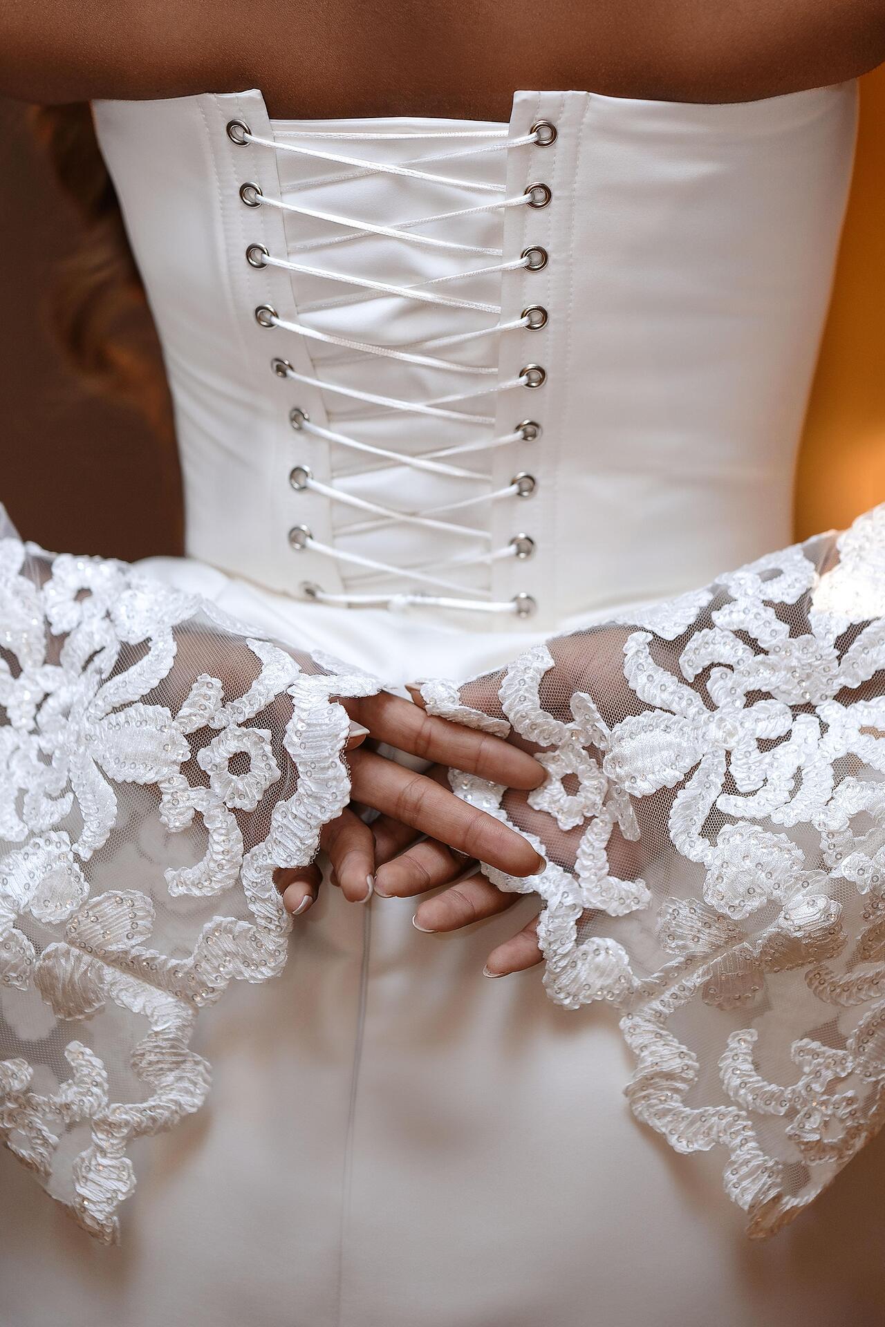 Short dress with sleeves in white: Valencia