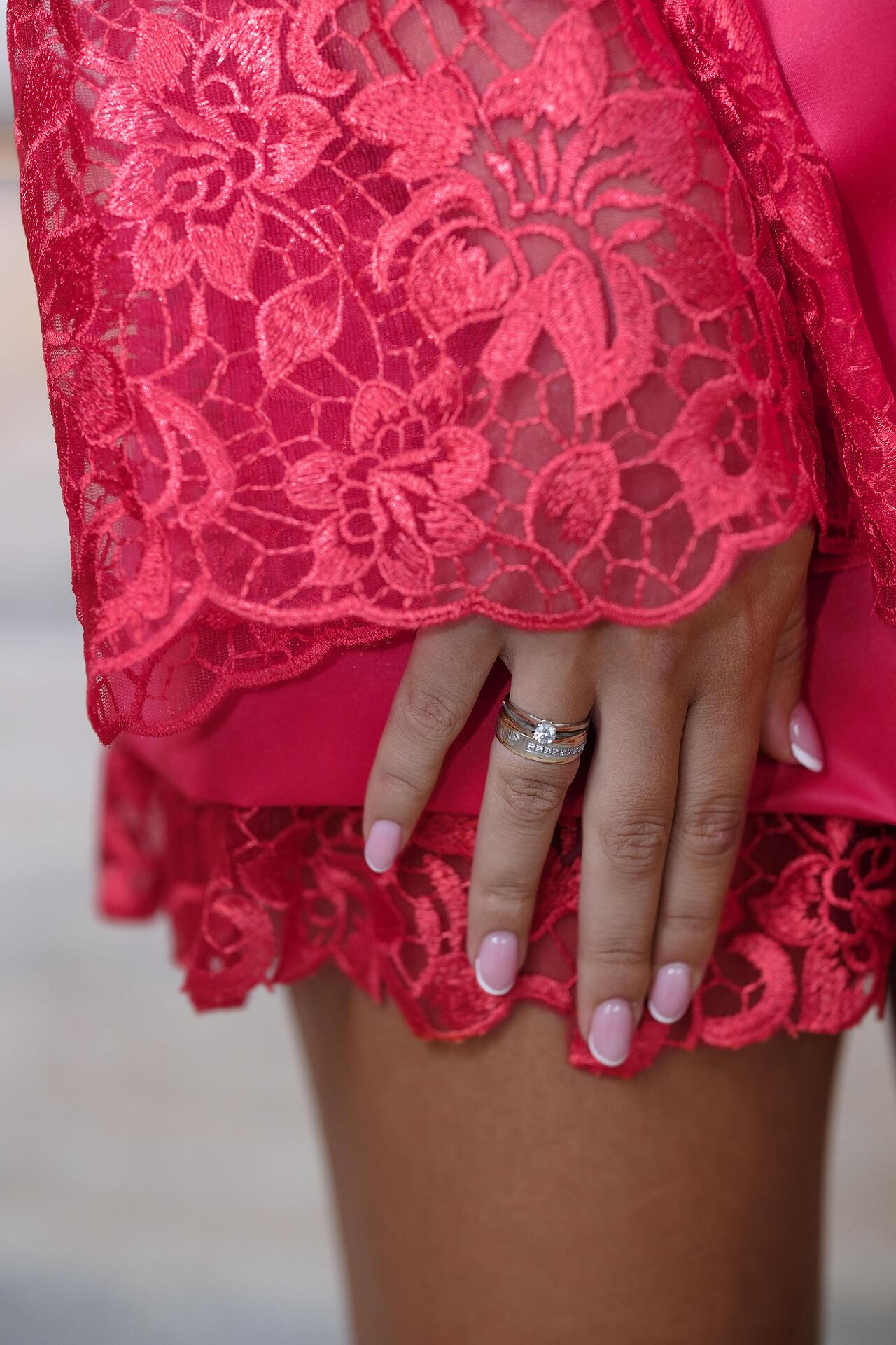 Short dress with sleeves in red: Valencia