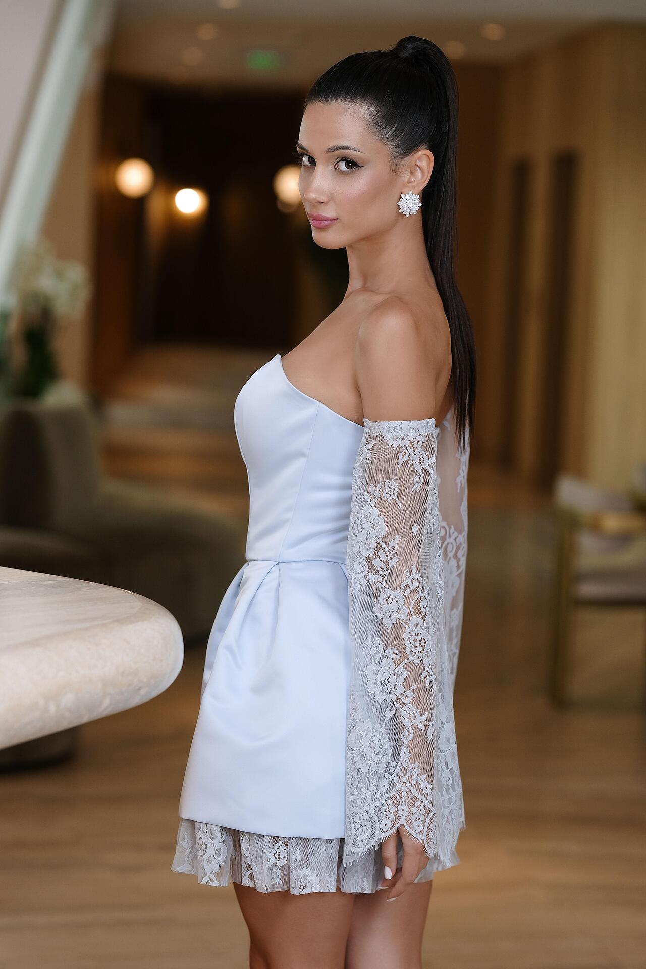 Short dress with sleeves in light blue: Valencia