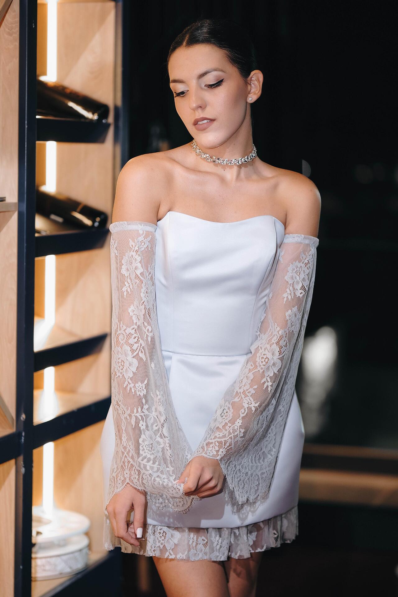Short dress with sleeves in light blue: Valencia