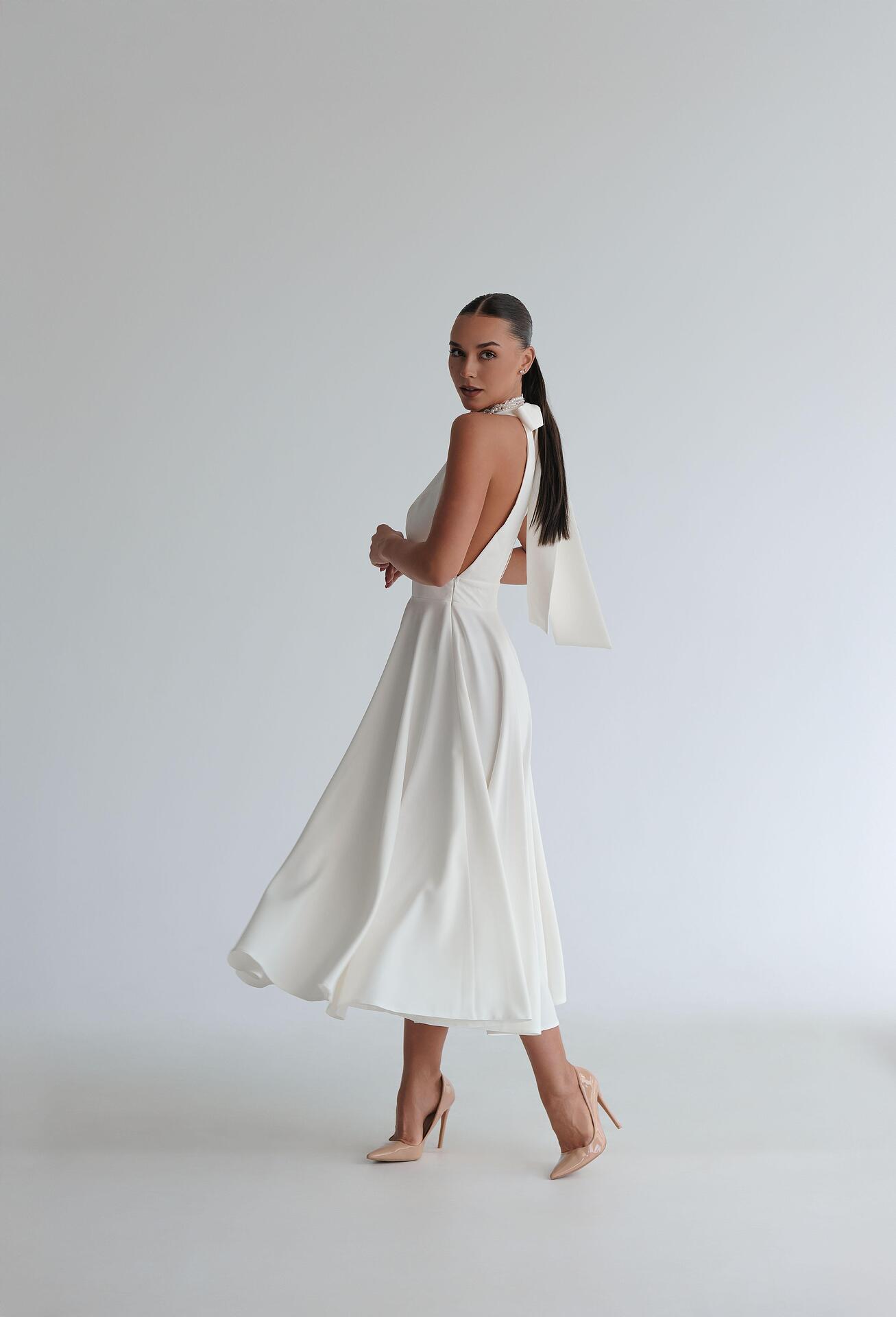 Classic long dress in white: Reverie