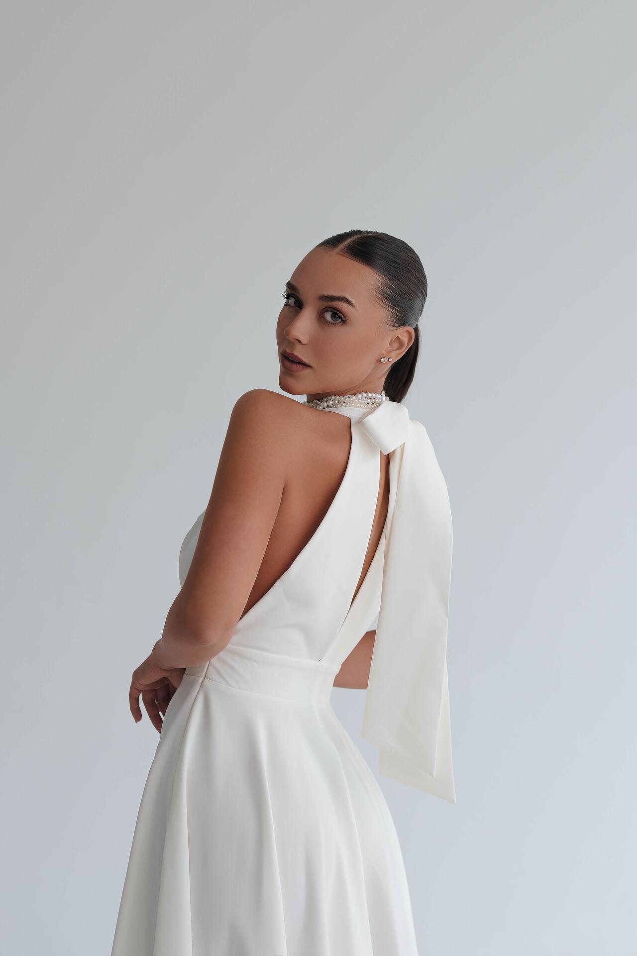 Classic long dress in white: Reverie